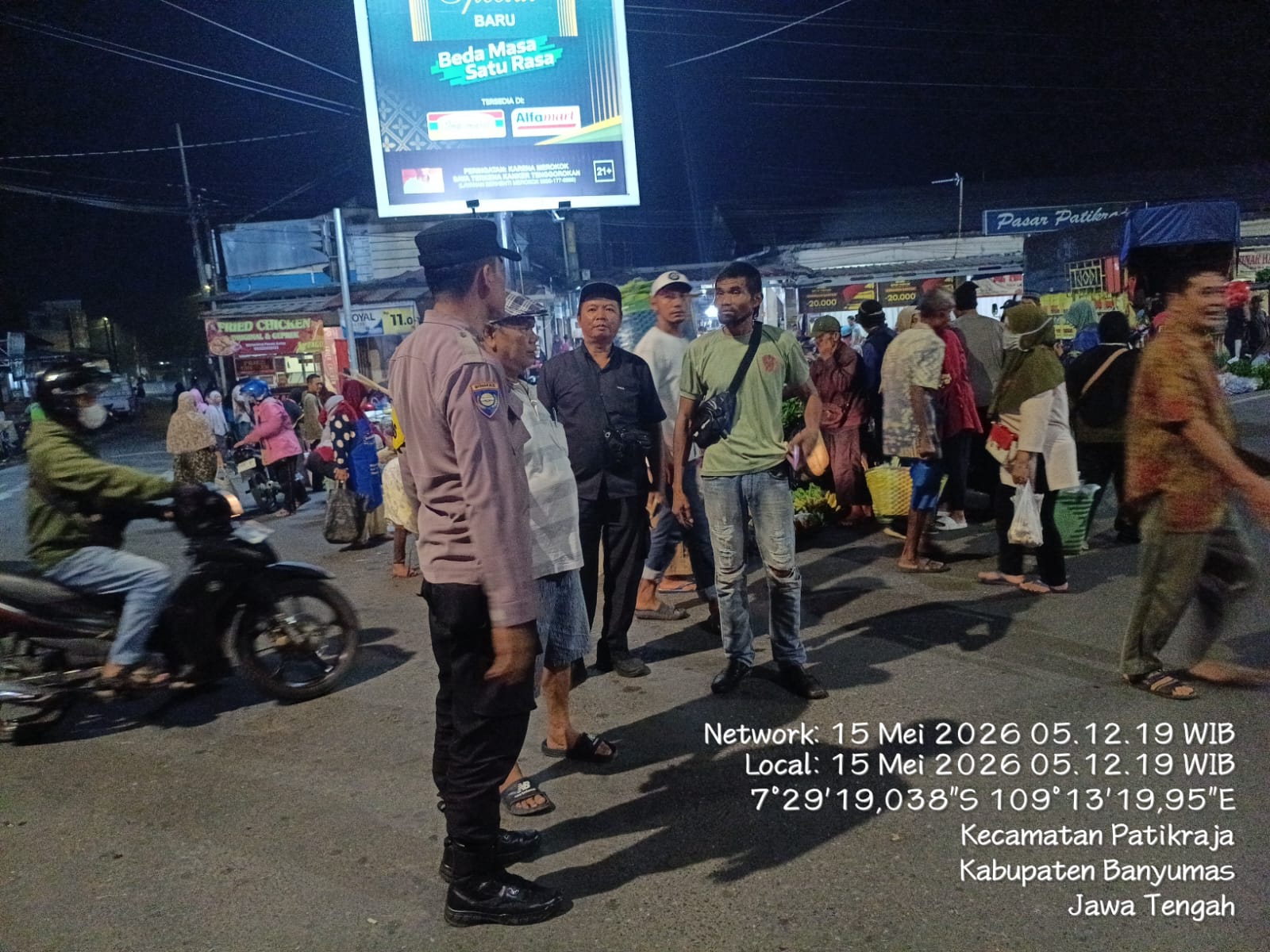 Cegah Curanmor, Polisi Sambangi Petugas Parkir Pasar Patikraja Banyumas Sejak Subuh