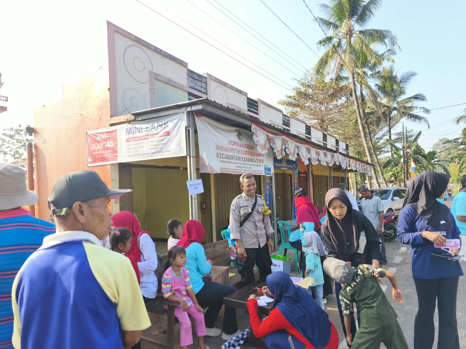 Semarak HUT ke-81 RI, Bhabinkamtibmas Polsek Karanglewas Kawal Jalan Sehat dan Senam Aerobik di Karkem