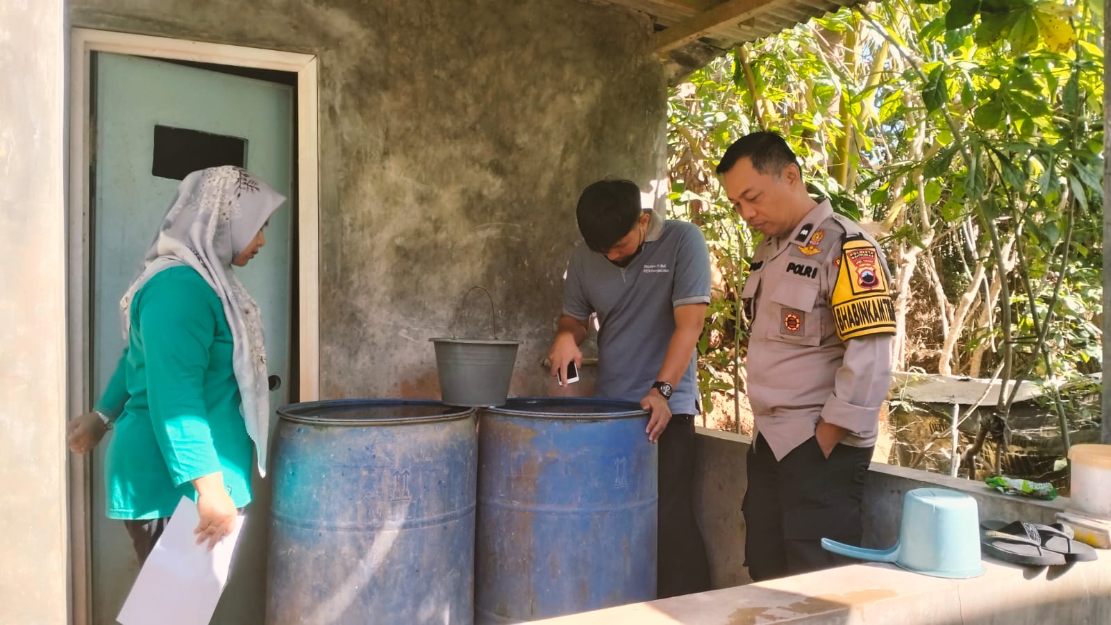 Cegah Penyebaran DBD, Bhabinkamtibmas Polsek Purwojati Ikut PSN Door to Door di Karangmangu