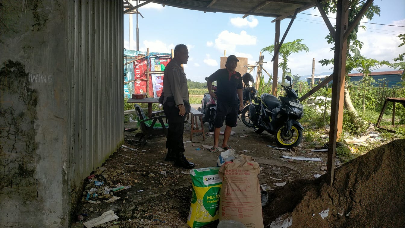 Sambangi Warga, Bhabinkamtibmas Kembaran Polresta Banyuma, Ajak Jaga Keamanan dan Waspada Cuaca Ekstrem