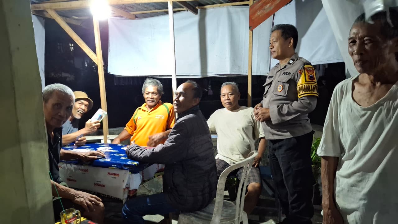 Bhabinkamtibmas Polsek Purwokerto Timur DDS Warga Kranji, Berikan Bantuan Senter untuk Petugas Ronda