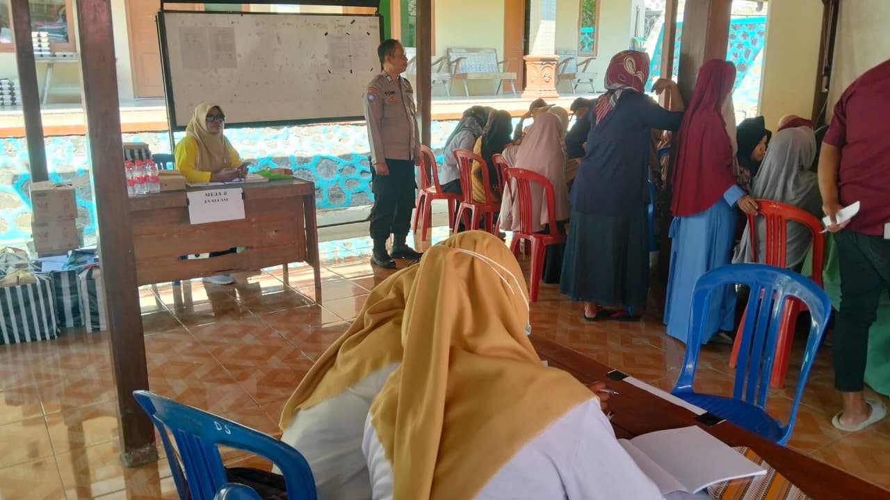 Kapolsek dan Bhabinkamtibmas Polsek Lumbir Dampingi Kegiatan TOSS TB di Desa Karanggayam