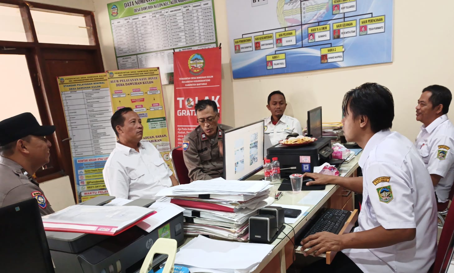 Sambangi Perangkat Desa, Bhabinkamtibas Kedungbanteng Polresta Banyumas Perkuat Sinergi Jaga Kamtibmas