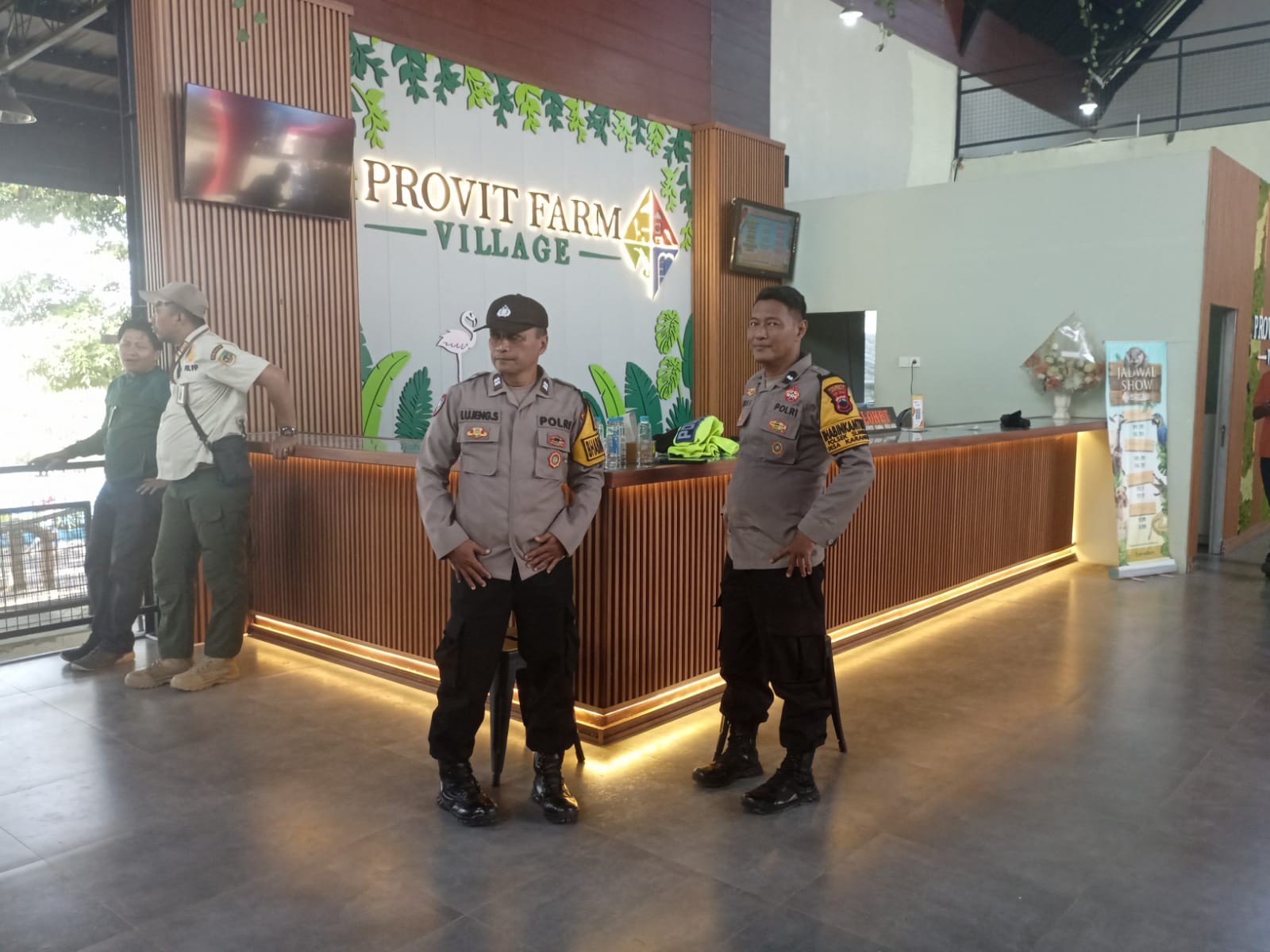 Polisi Hadir di Tengah Masyarakat, Kawal Kemeriahan Jalan Sehat di Sumbang Banyumas
