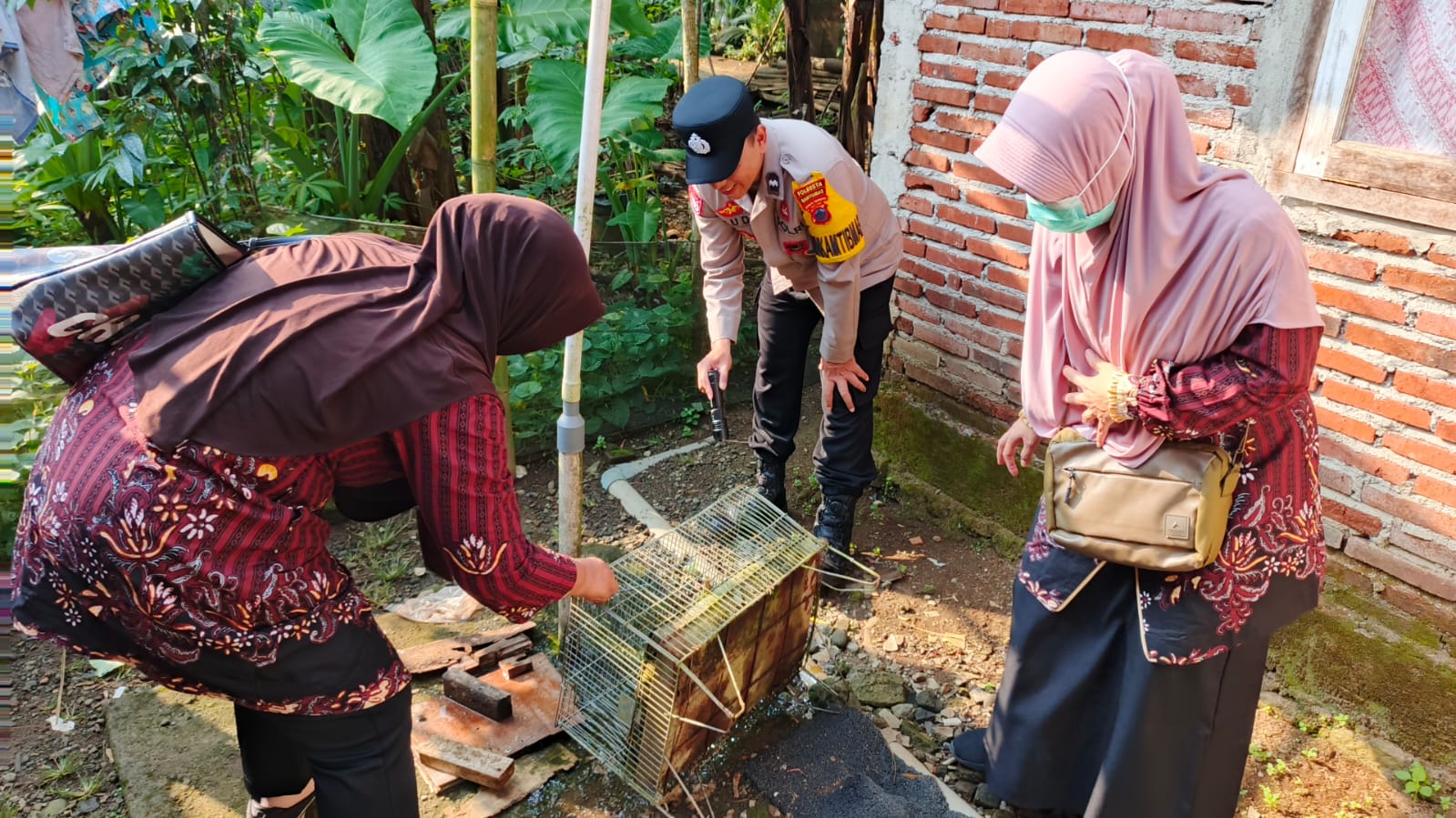 Cegah DBD, Bhabinkamtibmas Polsek Kedungbanteng Banyumas Dampingi Nakes Dalam PSN
