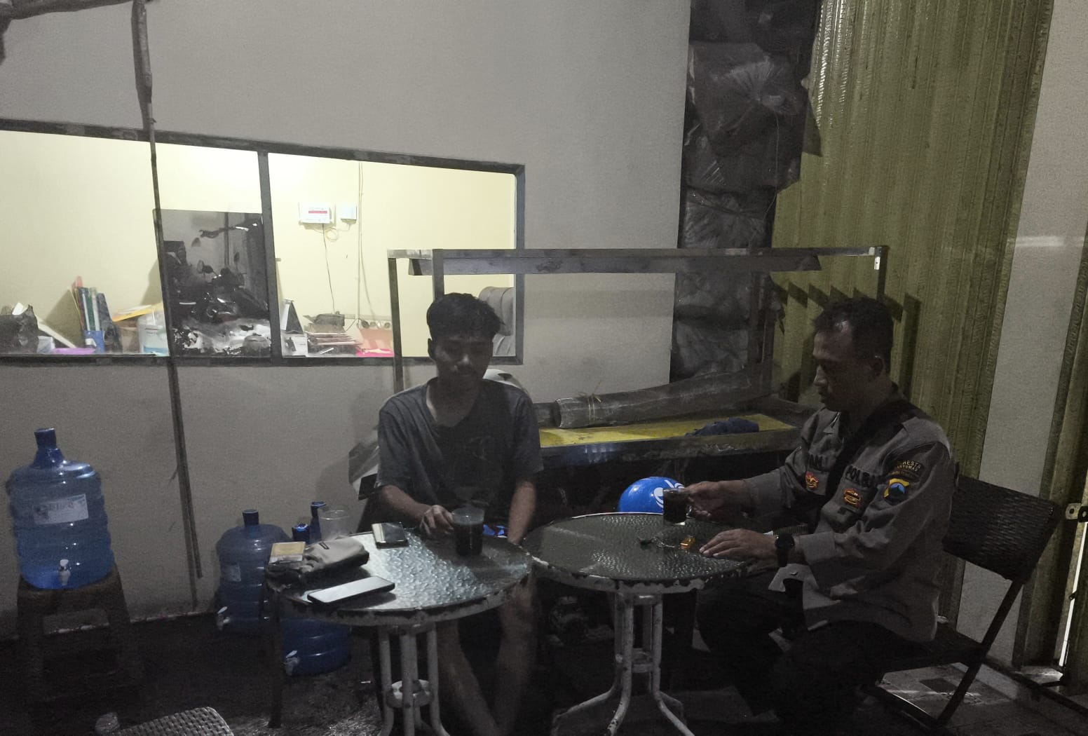 Ngopi Bareng Pemuda, Bhabinkamtibas Karanglewas Polresta Banyumas Ajak Generasi Muda Jaga Kamtibmas