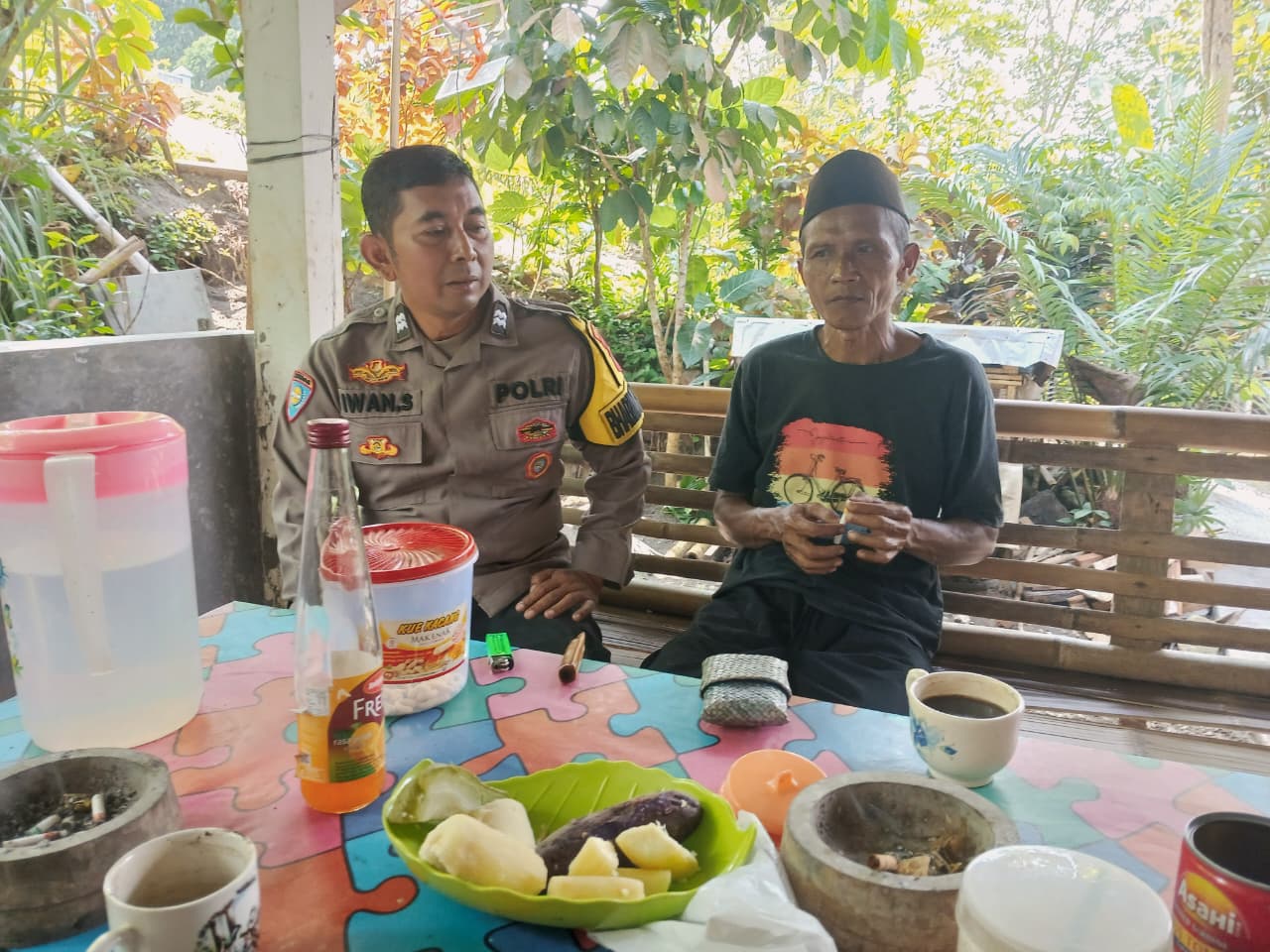 Bhabinkamtibmas Sambangi Juru Kunci Makam Bupati Pertama Banyumas, Sampaikan Imbauan Kamtibmas