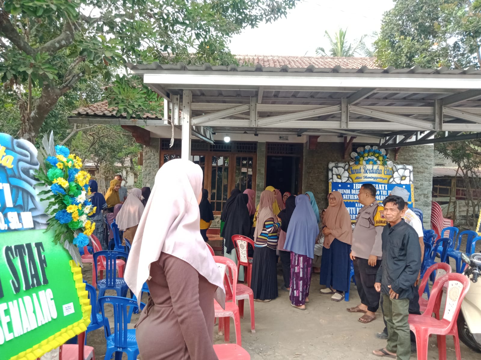 Wujud Empati, Bhabinkamtibmas Takziah ke Rumah Duka Tokoh Masyarakat Pajerukan