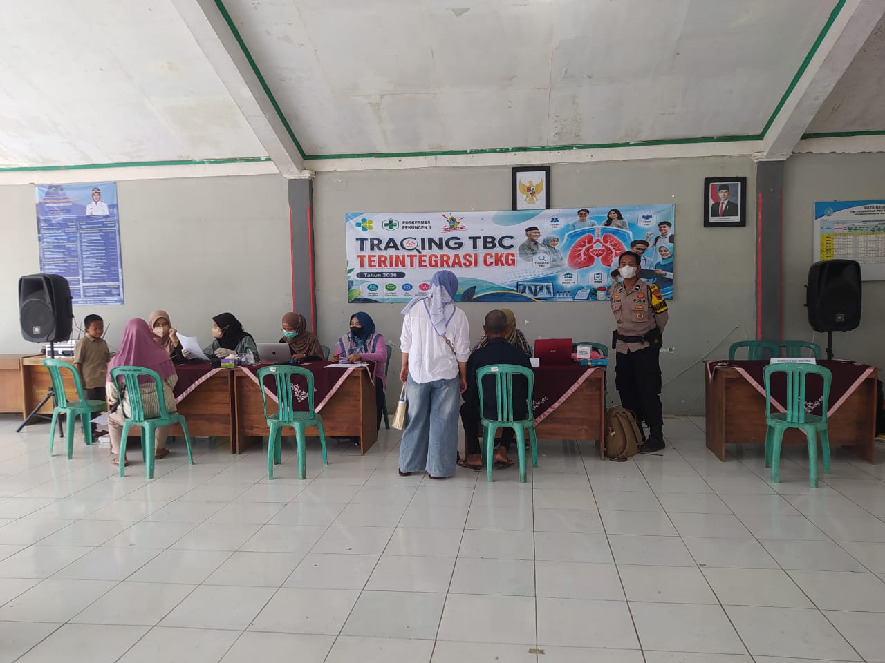 Bhabinkamtibmas Pekuncen dan Puskesmas Bersinergi Screening TB Paru di Cikawung