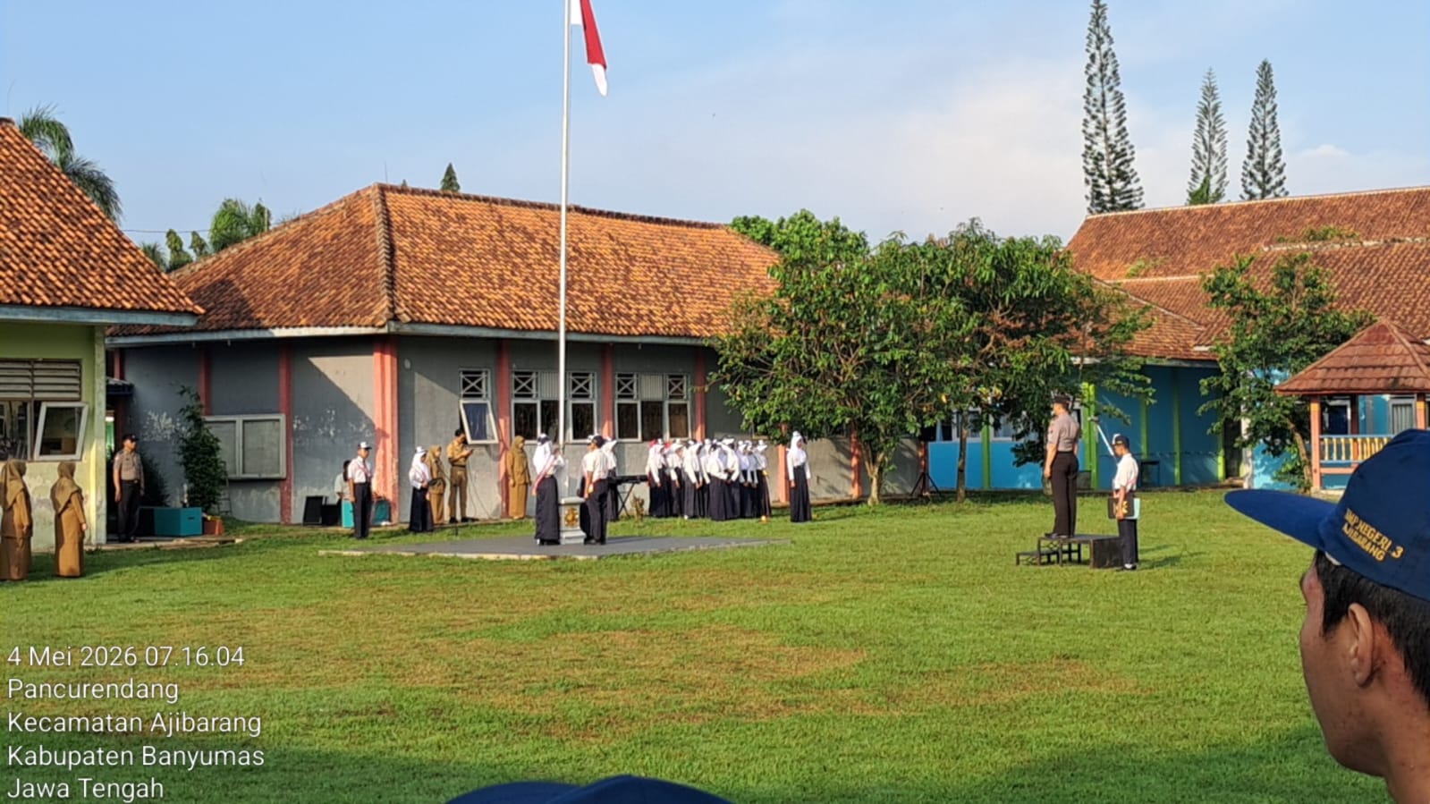 Kapolsek Jajaran Polresta Banyumas Jadi Pembina Upacara di Sekolah, Tekankan Disiplin dan Bijak Bermedsos