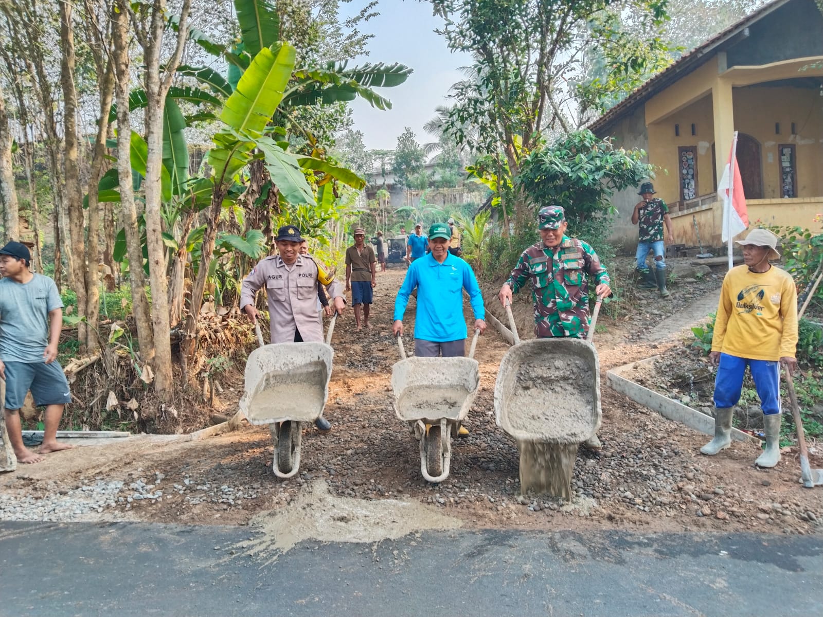 Bakti TNI 2026, Bhabinkamtibmas Polsek Kalibagor Turun Langsung Bangun Rabat Beton Bersama Warga