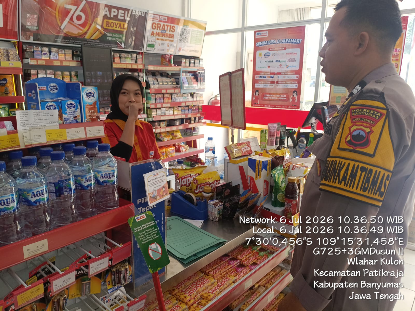 Upaya Preventif, Bhabinkamtibmas Sambangi Alfamart Wlahar Kulon Banyumas Berikan Edukasi Kamtibmas