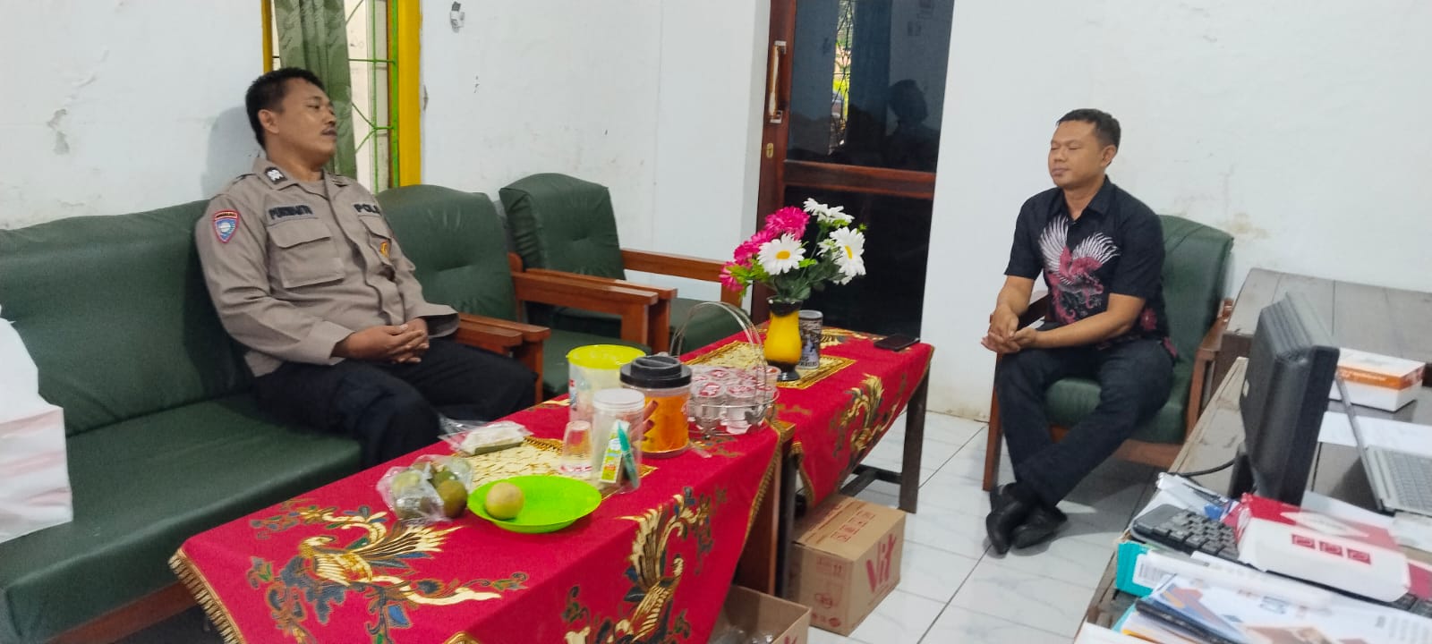 Sambang Balai Desa, Bhabinkamtibmas Banyumas Bangun Kolaborasi Jaga Keamanan Wilayah