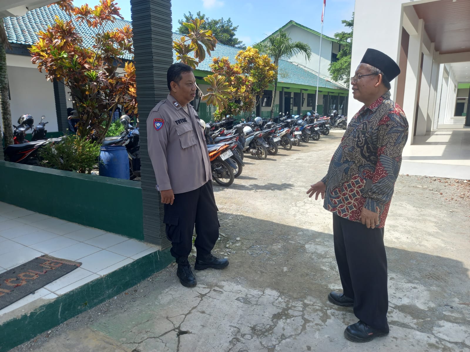 Sambangi SMK Ma’arif NU 1, Bhabinkamtibmas Rawalo Polresta Banyumas Tekankan Disiplin