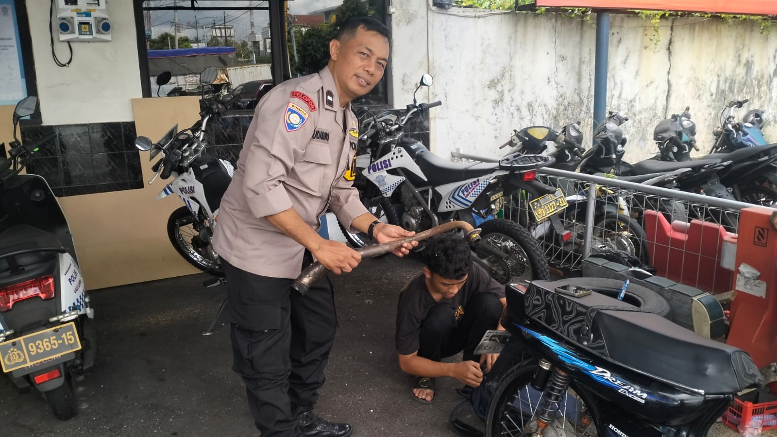 Bhabinkamtibmas Purwojati Banyumas Dampingi Warga Pelanggar Lalu Lintas, Tekankan Edukasi dan Efek Jera