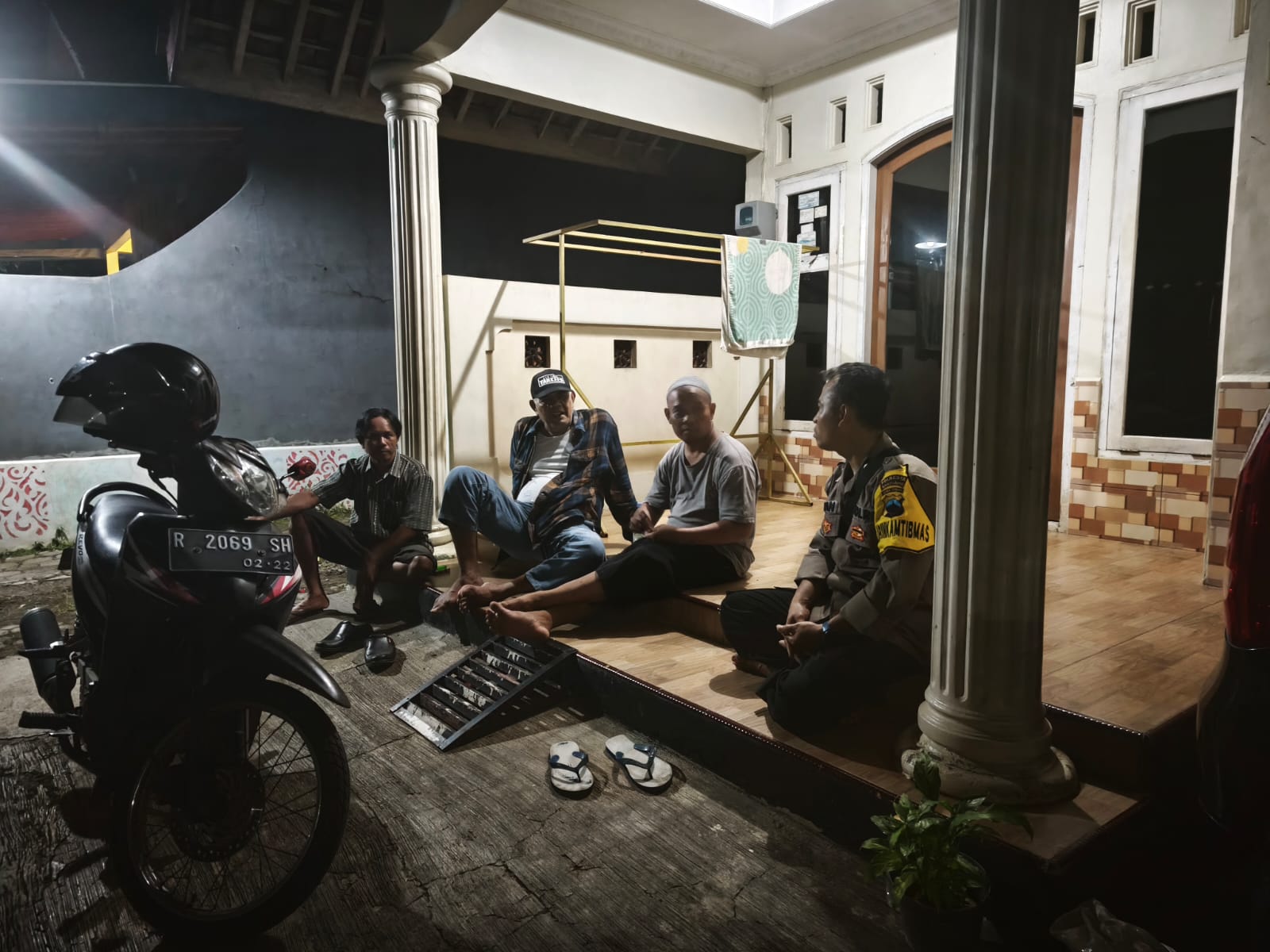 Sambangi Warga, Bhabinkamtibas Kalibagor Polresta Pekanbaru Ajak Warga Jaga Kamtibmas dan Hindari Main Hakim Sendiri