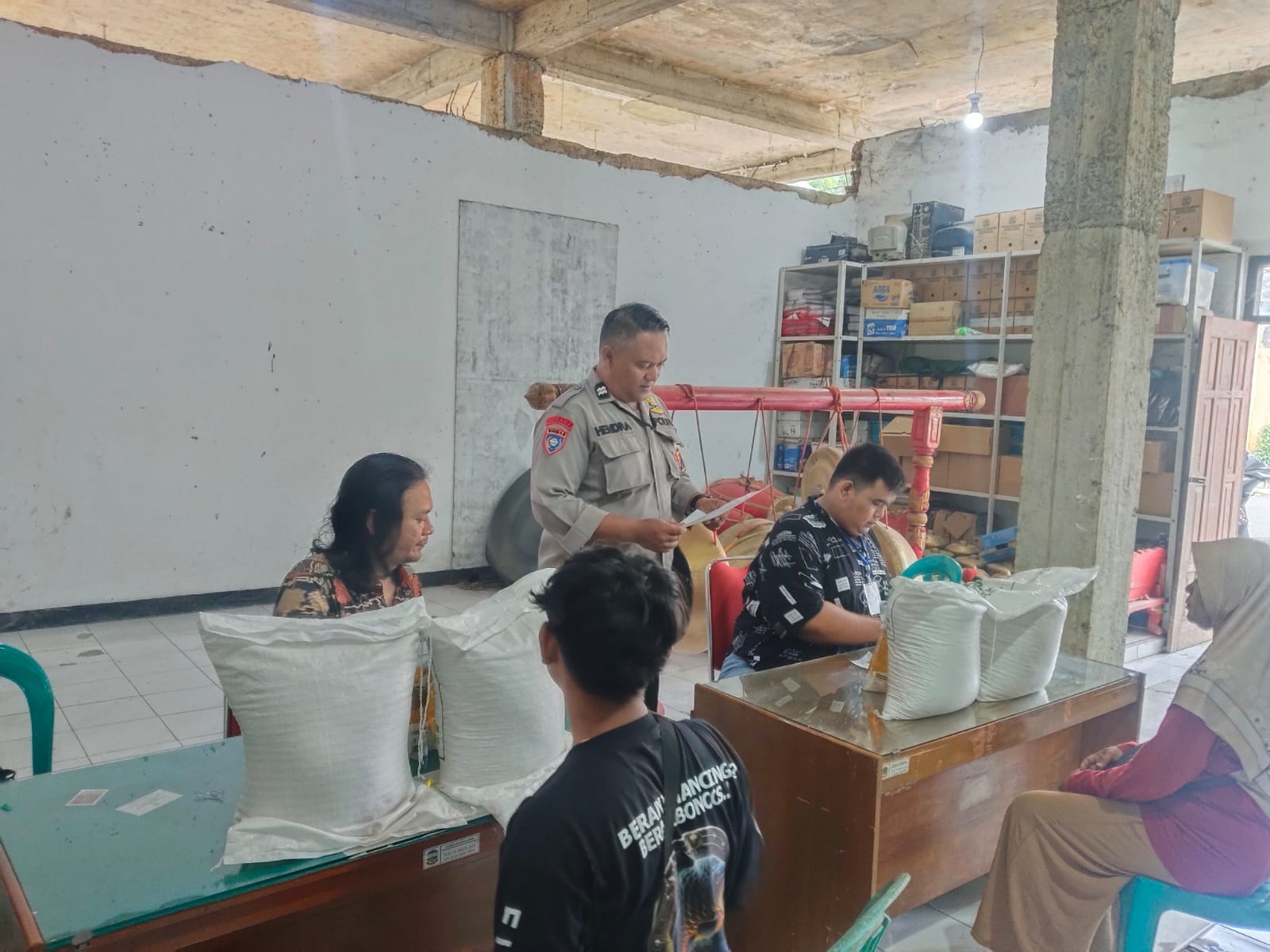 Distribusi Bansos di Silado Berjalan Lancar, Polsek Sumbang Banyumas Pastikan Aman dan Tertib
