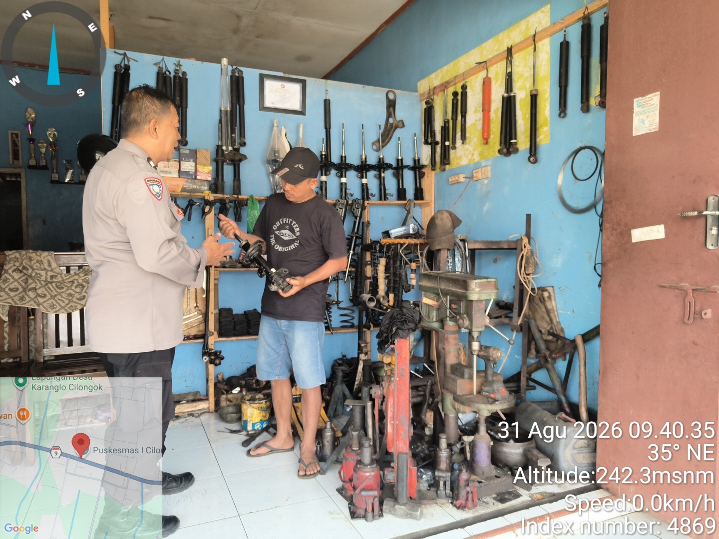 Sambangi Bengkel di Desa Binaan, Bhabinkamtibmas Polsek Cilongok Ingatkan Pentingnya Keselamatan Kerja