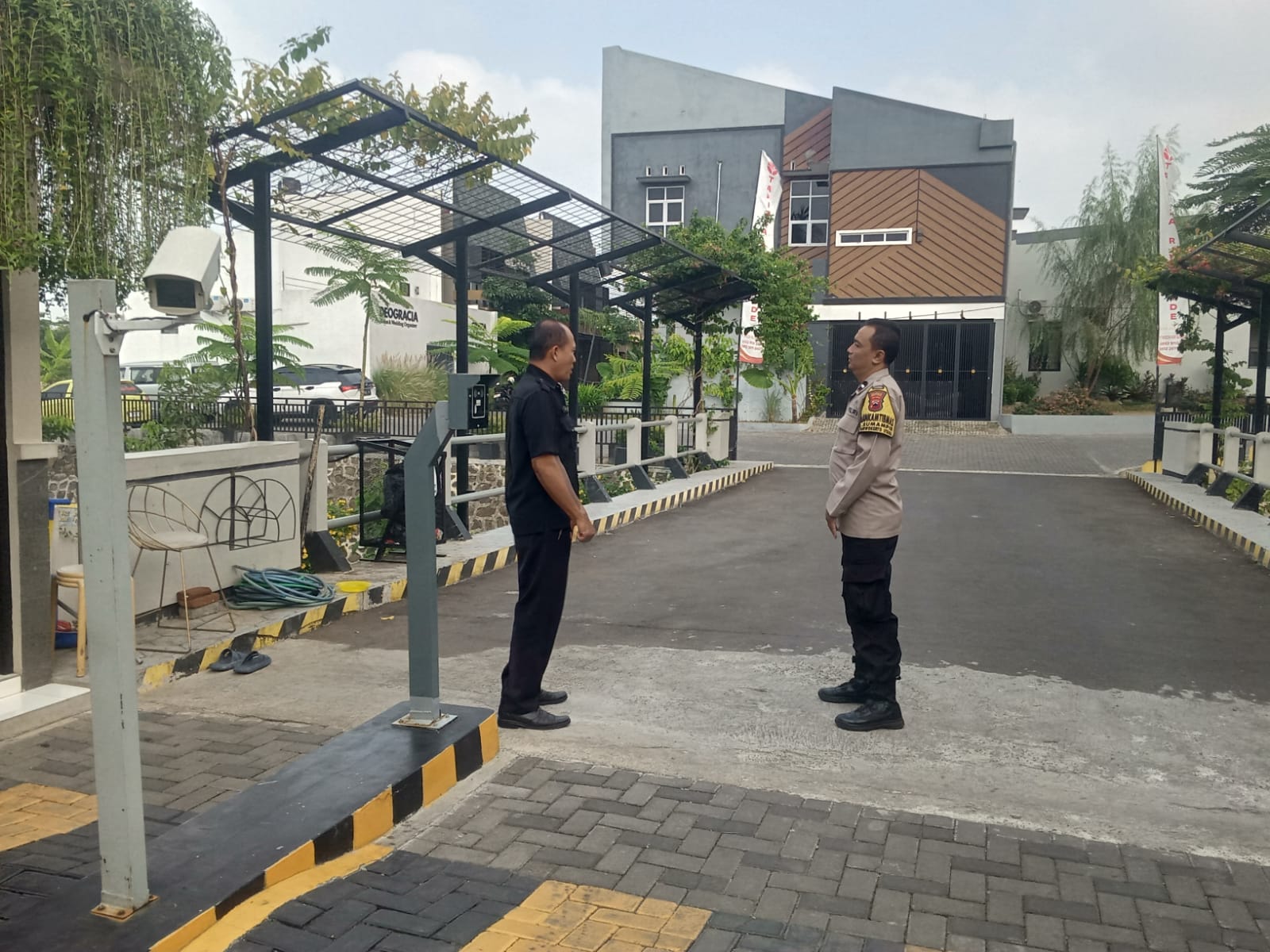 Sambangi Satpam Perumahan, Bhabinkamtibas Ingatkan Pengawasan Keluar Masuk Kendaraan