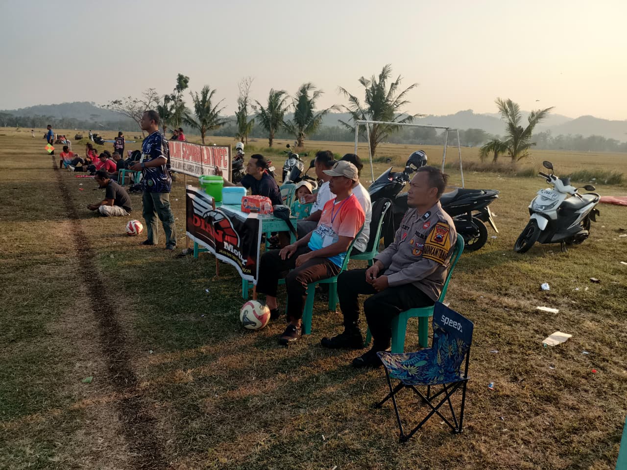 Ratusan Penonton Saksikan Legend Cup U42 di Wangon Banyumas, Bhabinkamtibmas Pastikan Keamanan Pertandingan