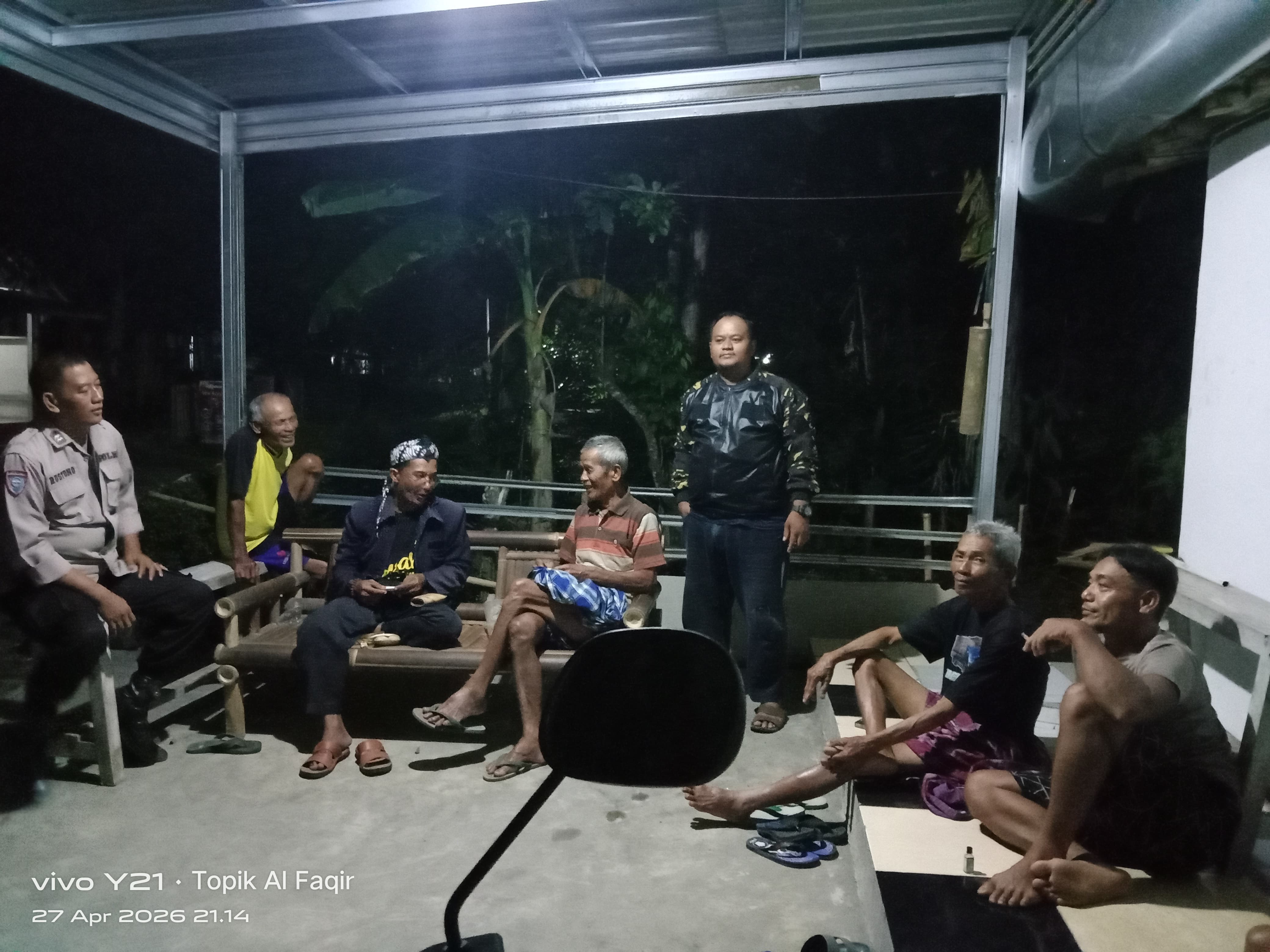 Bhabinkamtibmas Wangon Polresta Banyumas Sambangi Warga Ajak Aktif Ronda dan Jaga Keamanan Lingkungan