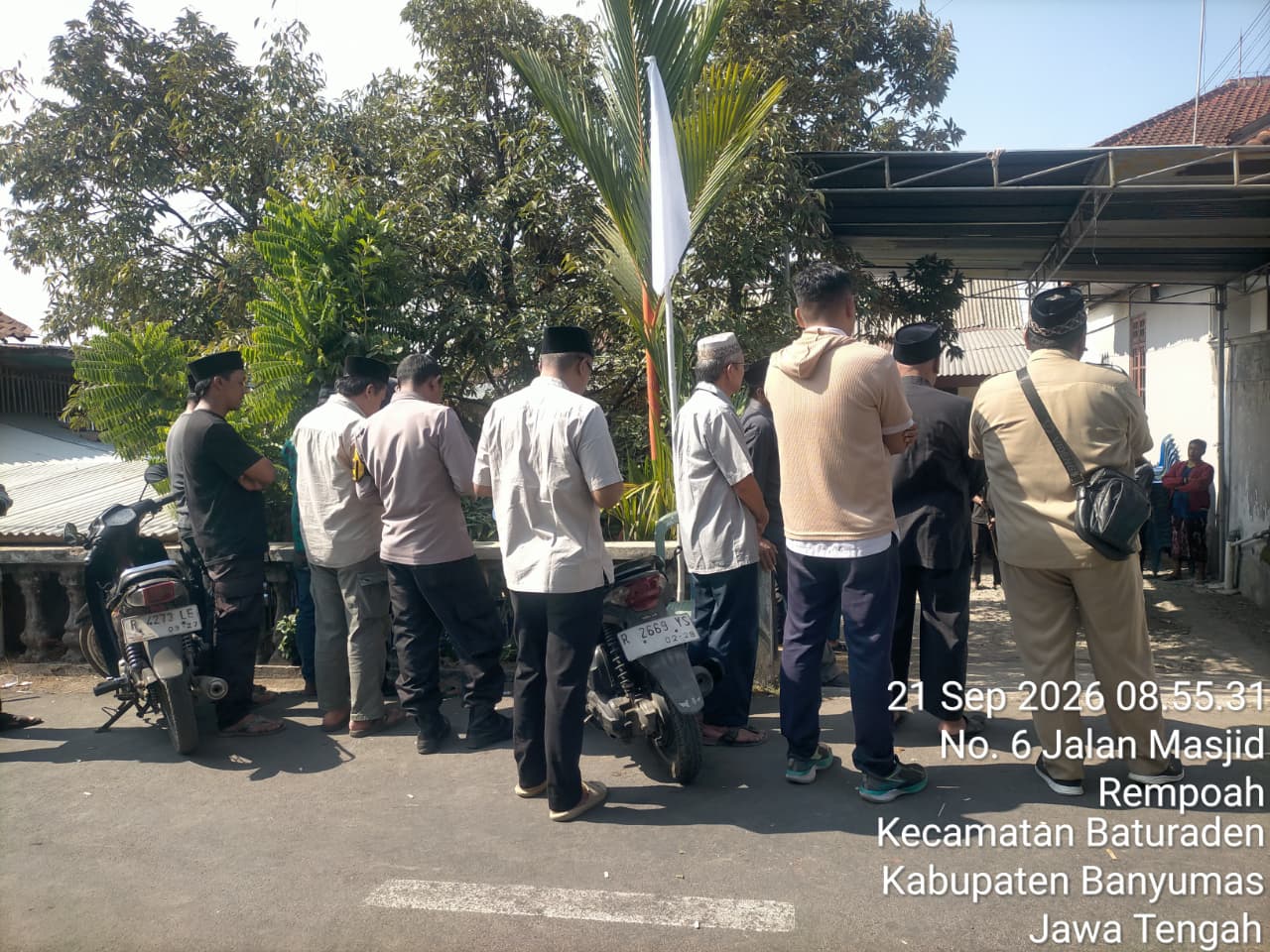 Wujud Empati, Bhabinkamtibmas Polsek Baturraden Takziah ke Rumah Duka Tomas