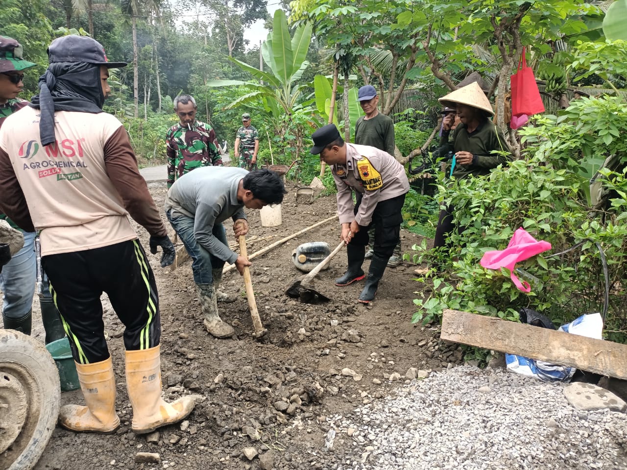 Dukung Pembangunan Desa, Polsek Gumelar Polresta Banyumas Aktif di TMMD Sengkuyung