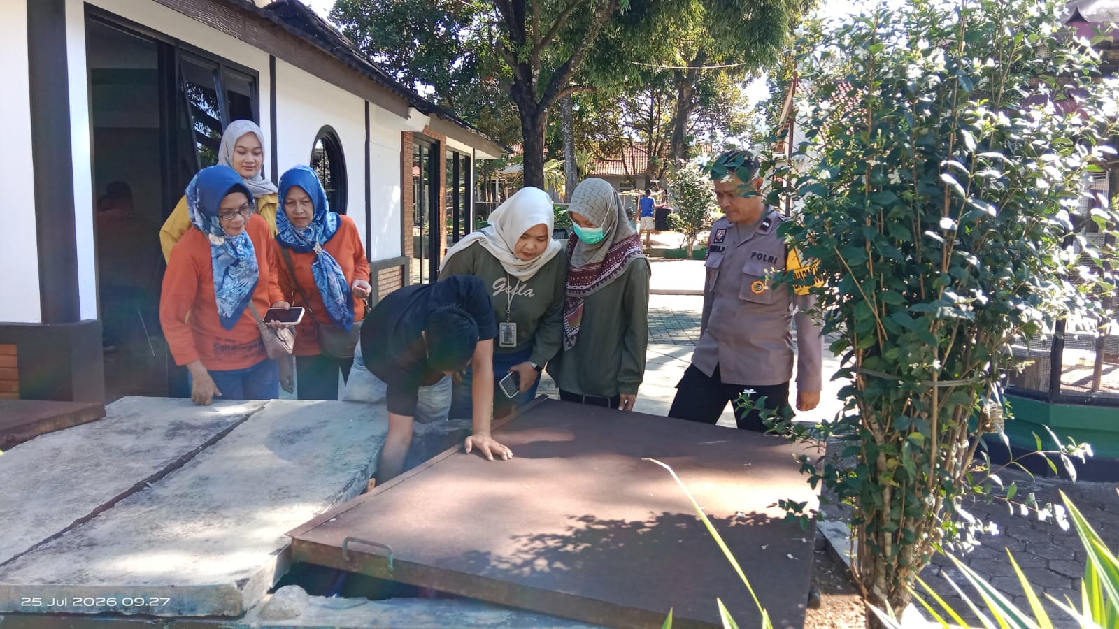 Bhabinkamtibmas Polsek Purwokerto Timur Dampingi Gerakan PSN Cegah DBD di Sokanegara