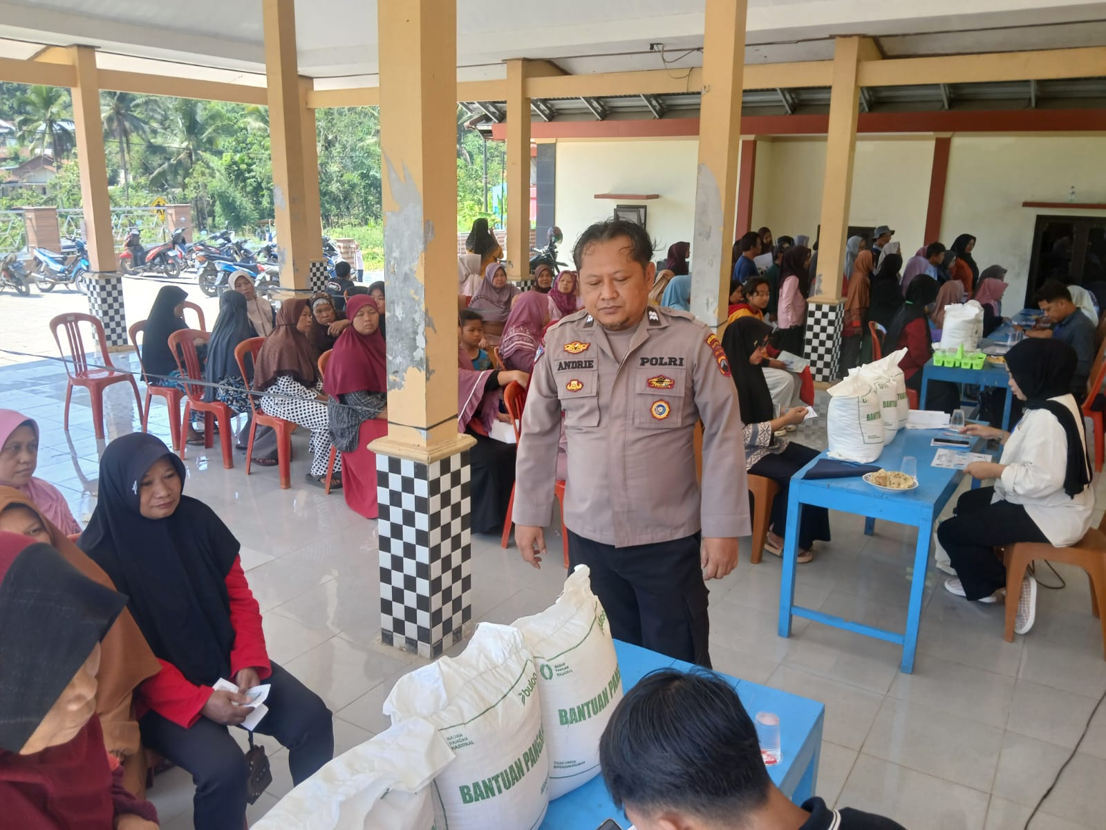 Pastikan Berjalan Tertib, Polisi Pantau Pembagian Bantuan Beras untuk Warga Kedungbanteng Banyumas