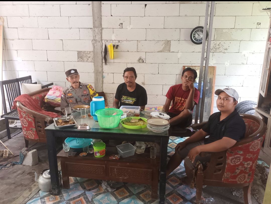 Jaga Kamtibmas di Lingkungan, Bhabinkamtibmas Polsek Gumelar Sambangi Ketua RT Desa Gancang