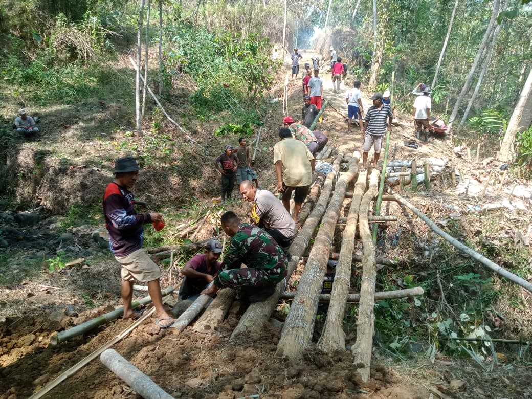 Akses Petani Jadi Mudah, Polsek Kebasen dan Warga Tumiyang Kompak Bangun Jembatan