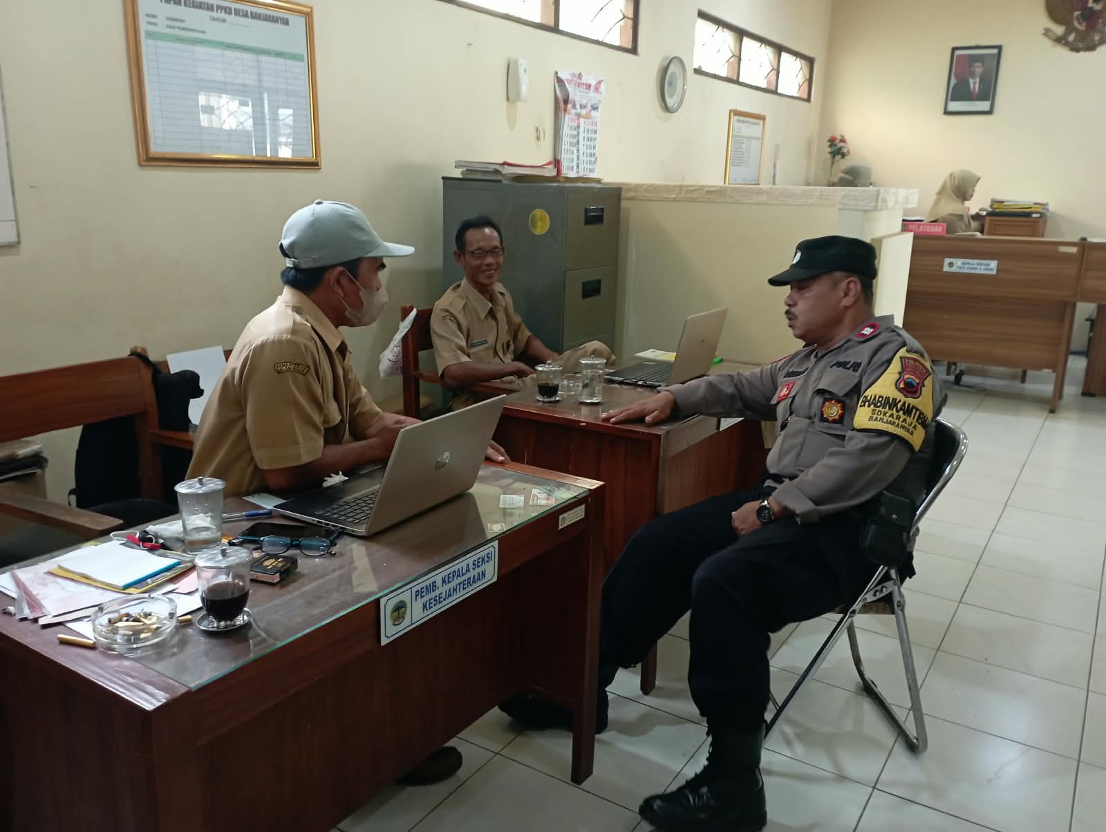 Bhabinkamtibmas Polsek Sokaraja Sambangi Pemdes Banjaranyar, Ajak Warga Aktifkan Kembali Siskamling