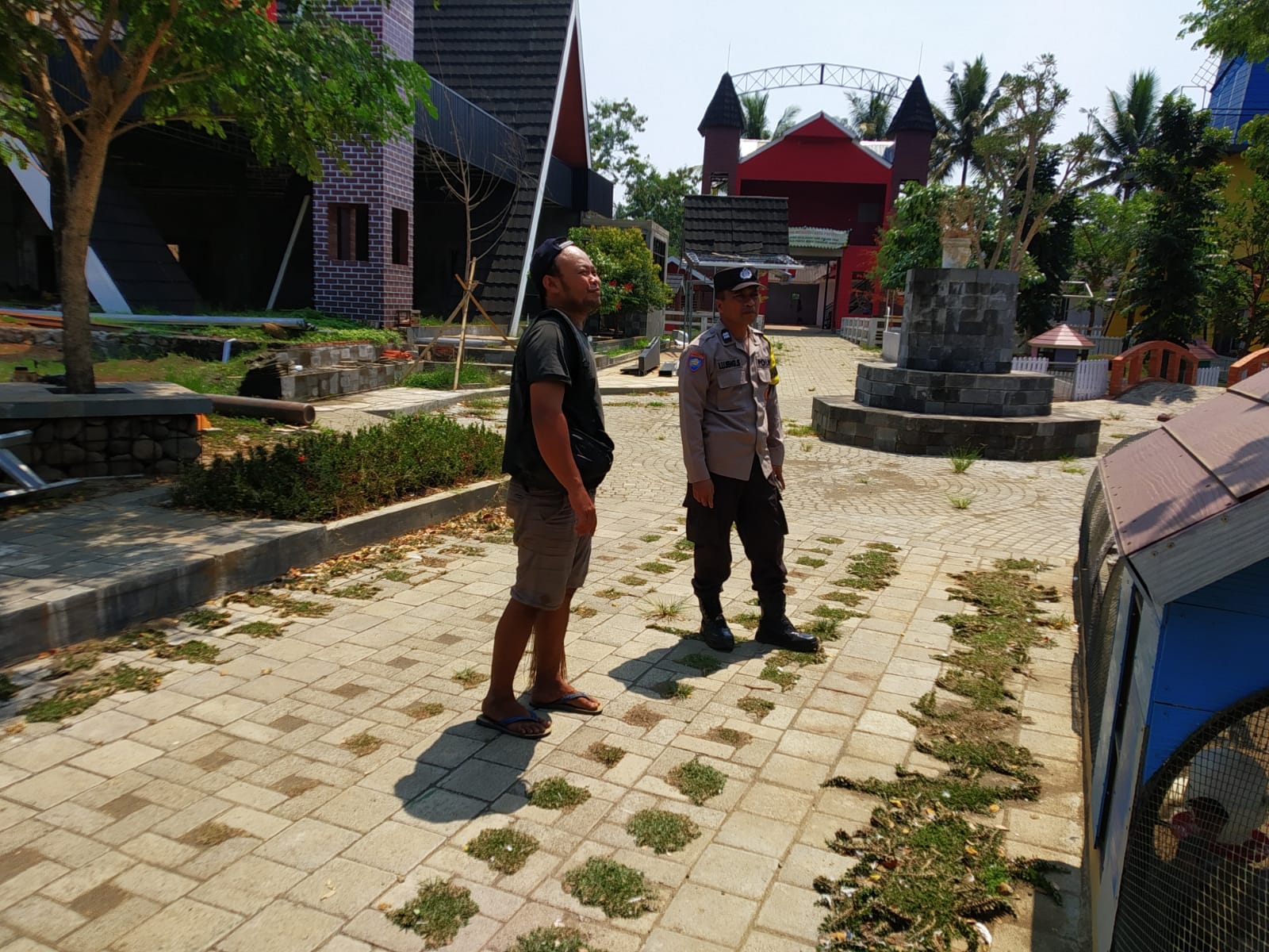 Jaga Keamanan Destinasi Wisata, Bhabinkamtibmas Polsek Sumbang Perkuat Kemitraan