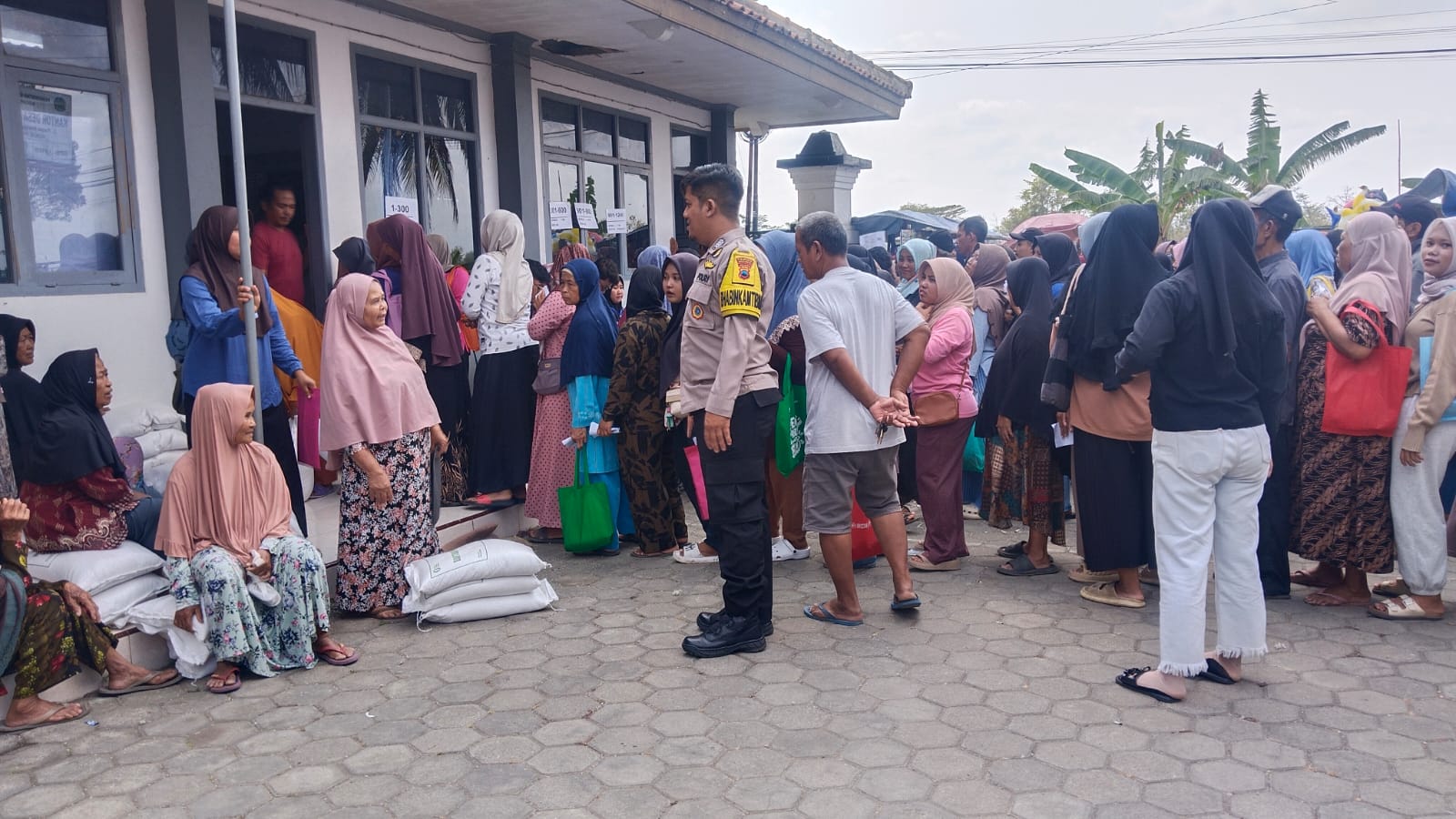 Bhabinkamtibmas Polsek Rawalo Kawal Penyaluran Beras CPP untuk 1.240 Warga Desa Sanggreman