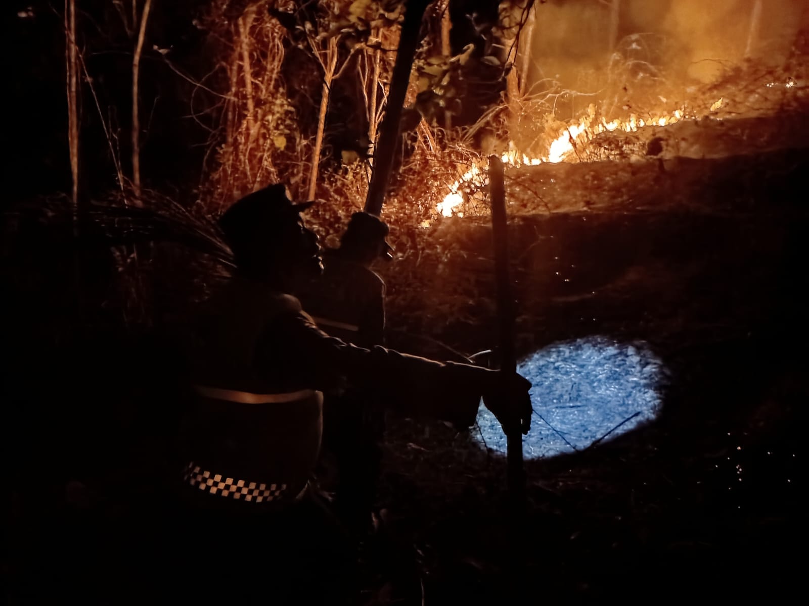 Kebakaran Lahan 2,5 Hektare di Jatilawang , Polisi Polsek Jatilawang dan Damkar Berjibaku Padamkan Api