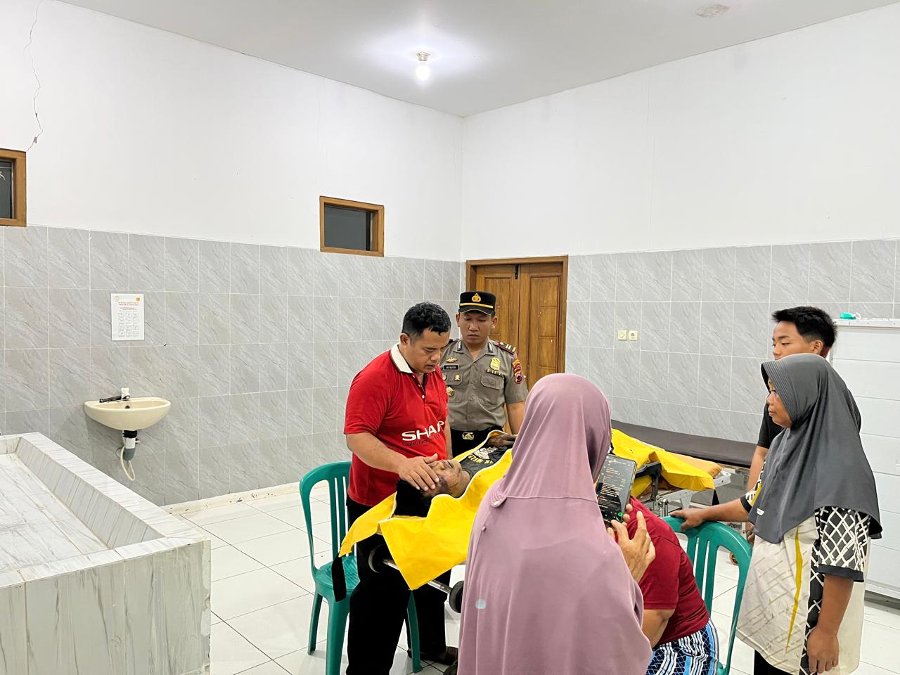 Sigap di Lokasi, Polsek Kemranjen Banyumas Amankan TKP dan Evakuasi Korban Laka