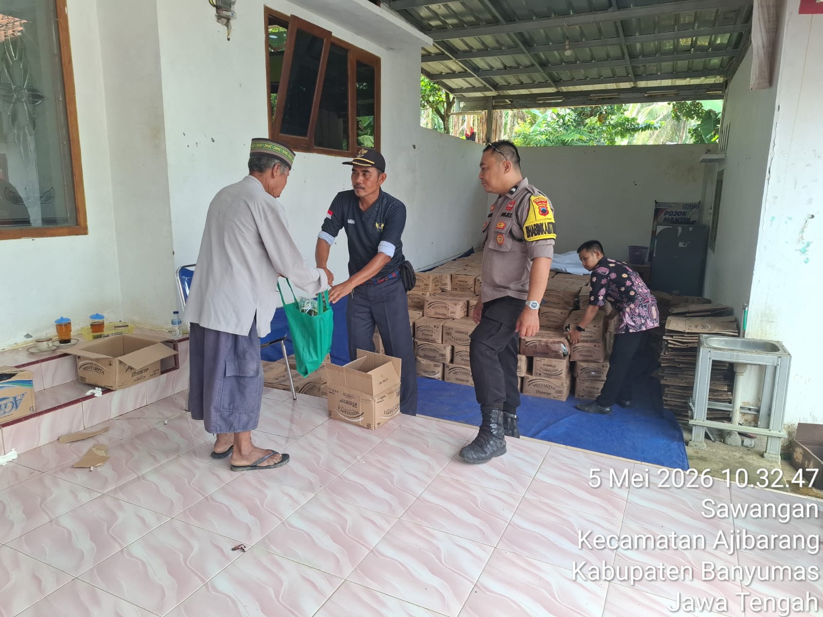 Bhabinkamtibas Monitoring Penyaluran Bantuan Pangan di Ajibarang Banyumas, 1.532 Keluarga Terima Beras dan Minyak Goreng