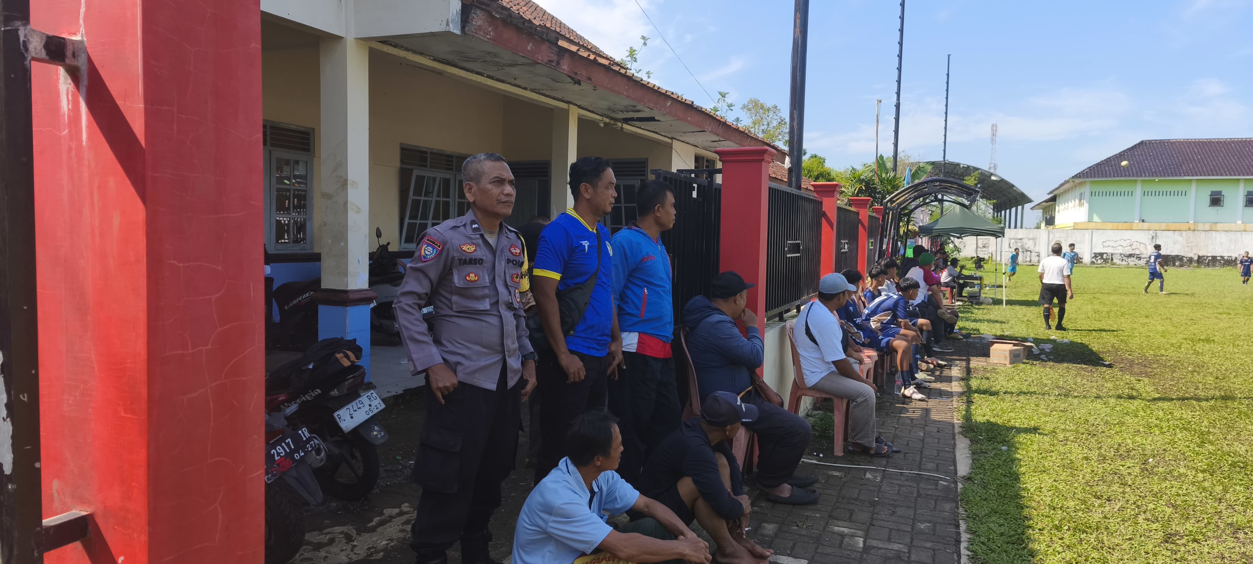 Polisi Amankan Liga U17 Askab Banyumas, Sekaligus Edukasi Kamtibmas di Lapangan Desa Sumbang