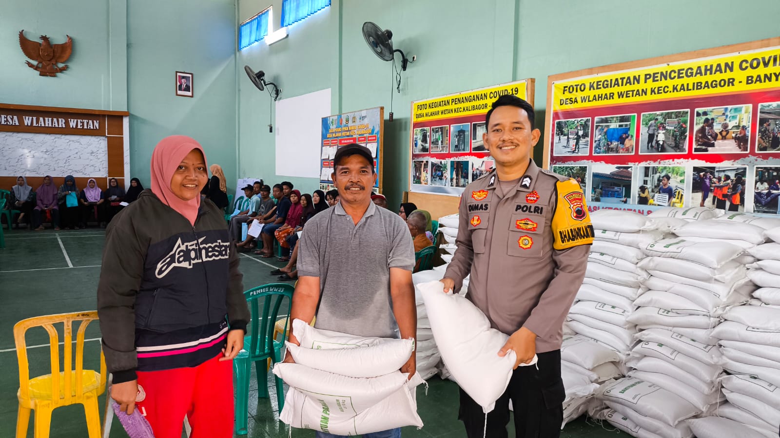 Polsek Kalibagor Turun Langsung, Penyaluran Bantuan Beras di Wlahar Wetan Berlangsung Kondusif