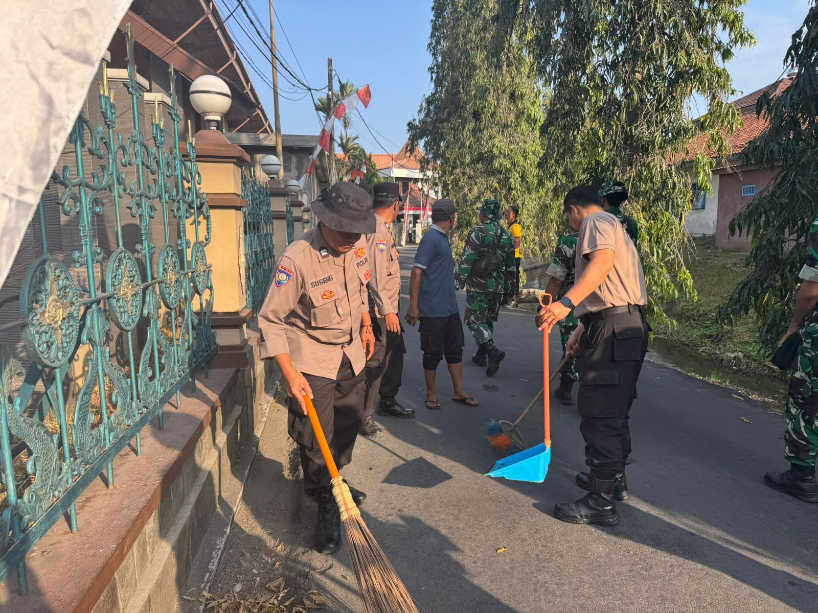 Bhabinkamtibmas Polsek Purwokerto Timur Bersama TNI Ikuti Karya Bakti dan Bakti Sosial di Gereja Katedral