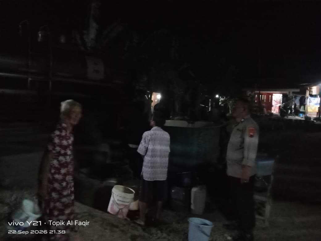 Polsek Wangon Sambangi Warga, Pantau Penyaluran Bantuan Air Bersih di Desa Jurangbahas