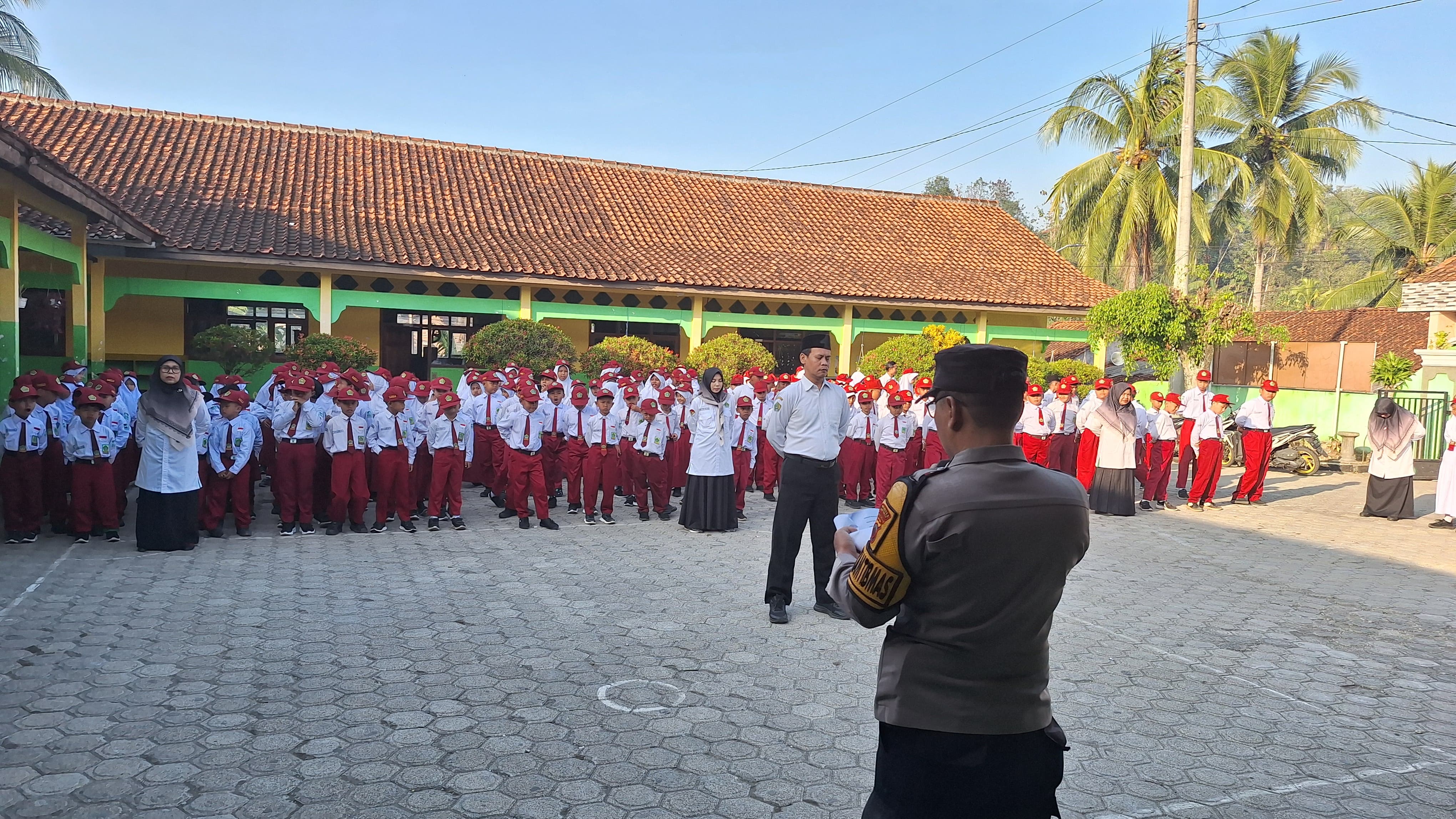 Jadi Pembina Upacara, Bhabinkamtibmas Ajibarang Banyumas Tanamkan Nilai Toleransi kepada Siswa