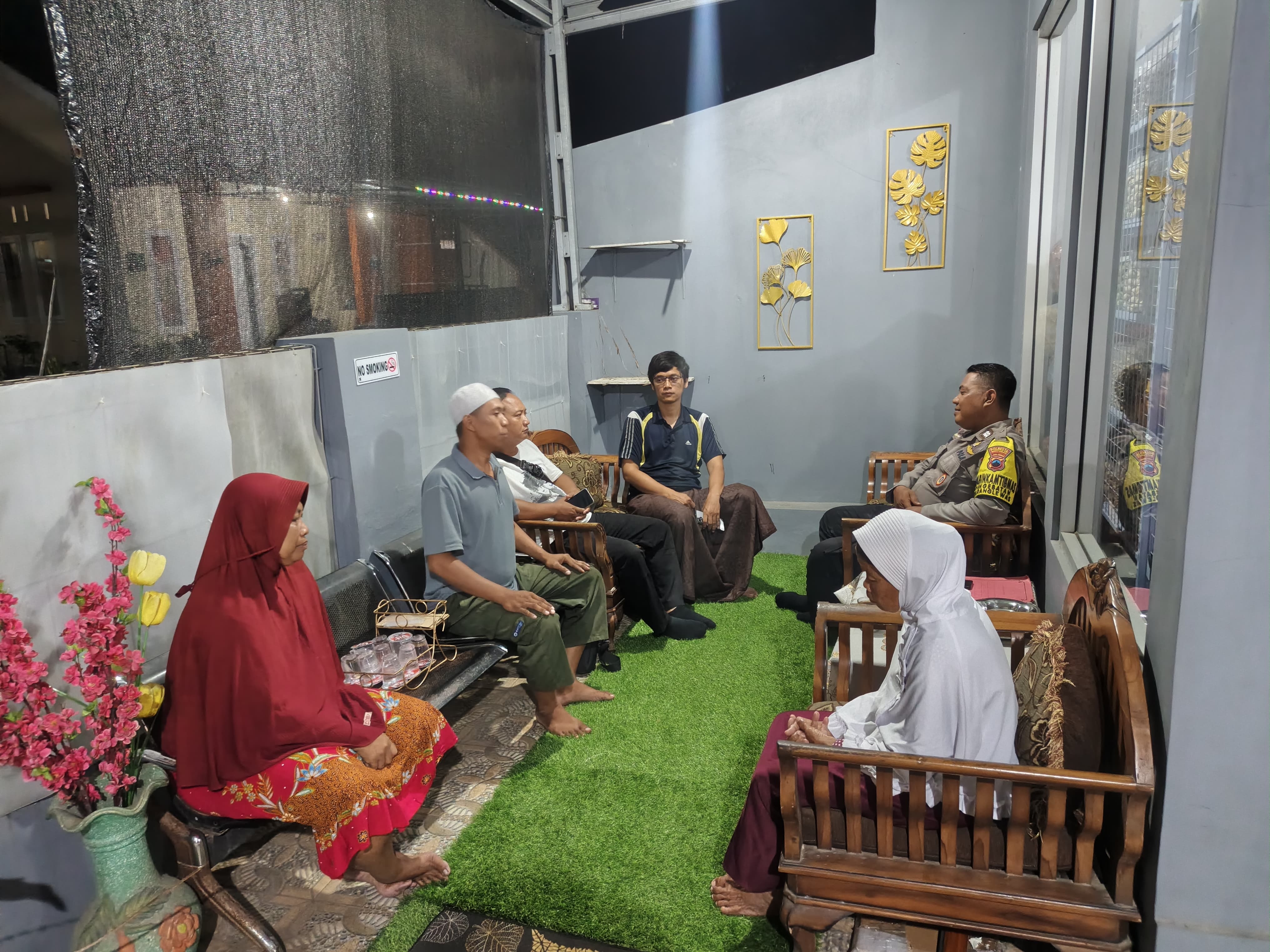 Sambang Malam, Polisi Karanglewas Polresta Banyumas Perkuat Kamtibmas di Pangebatan