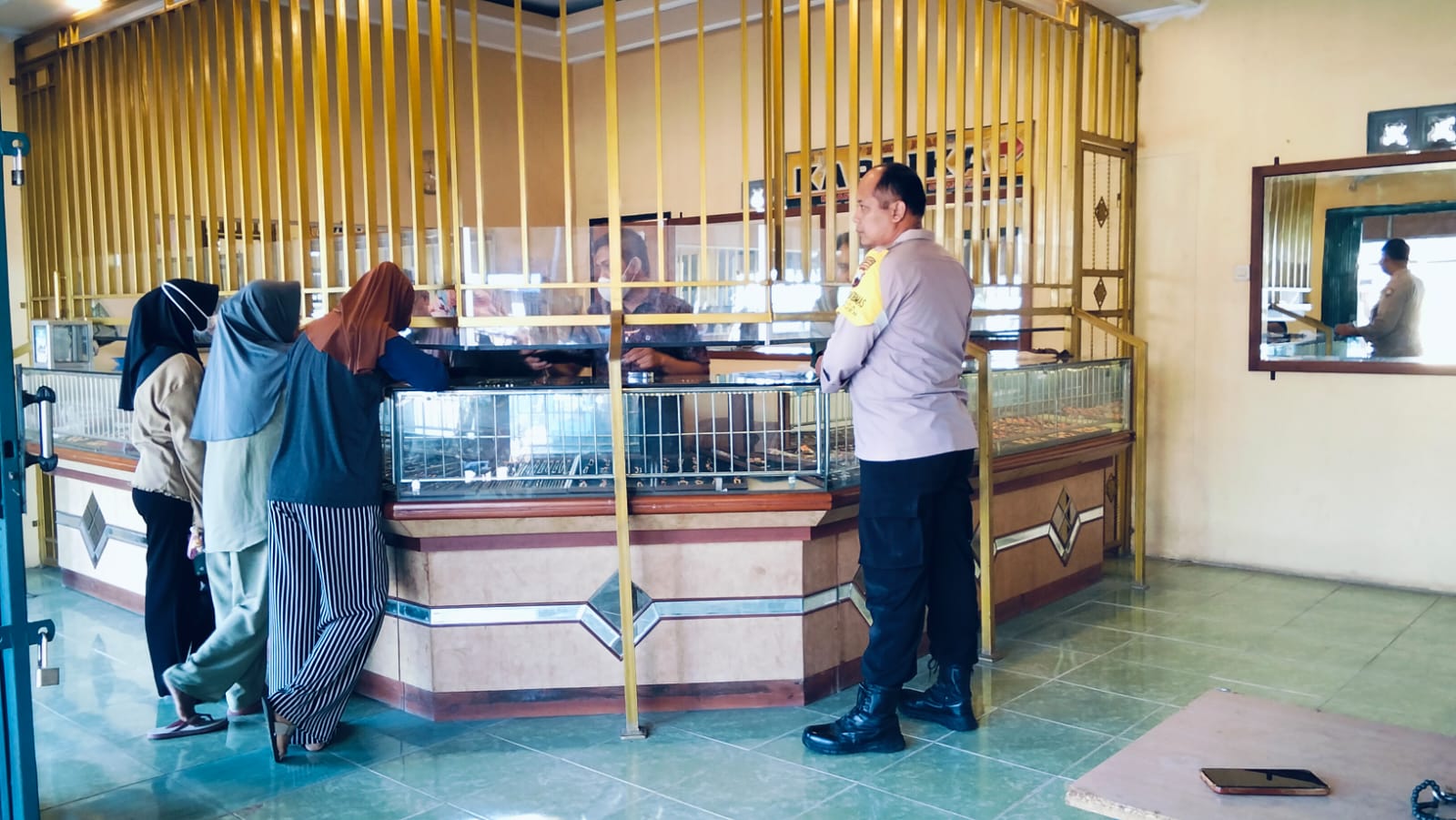 Perkuat Pencegahan Kejahatan, Bhabinkamtibmas Polsek Kemranjen Sambangi Karyawan Toko Emas