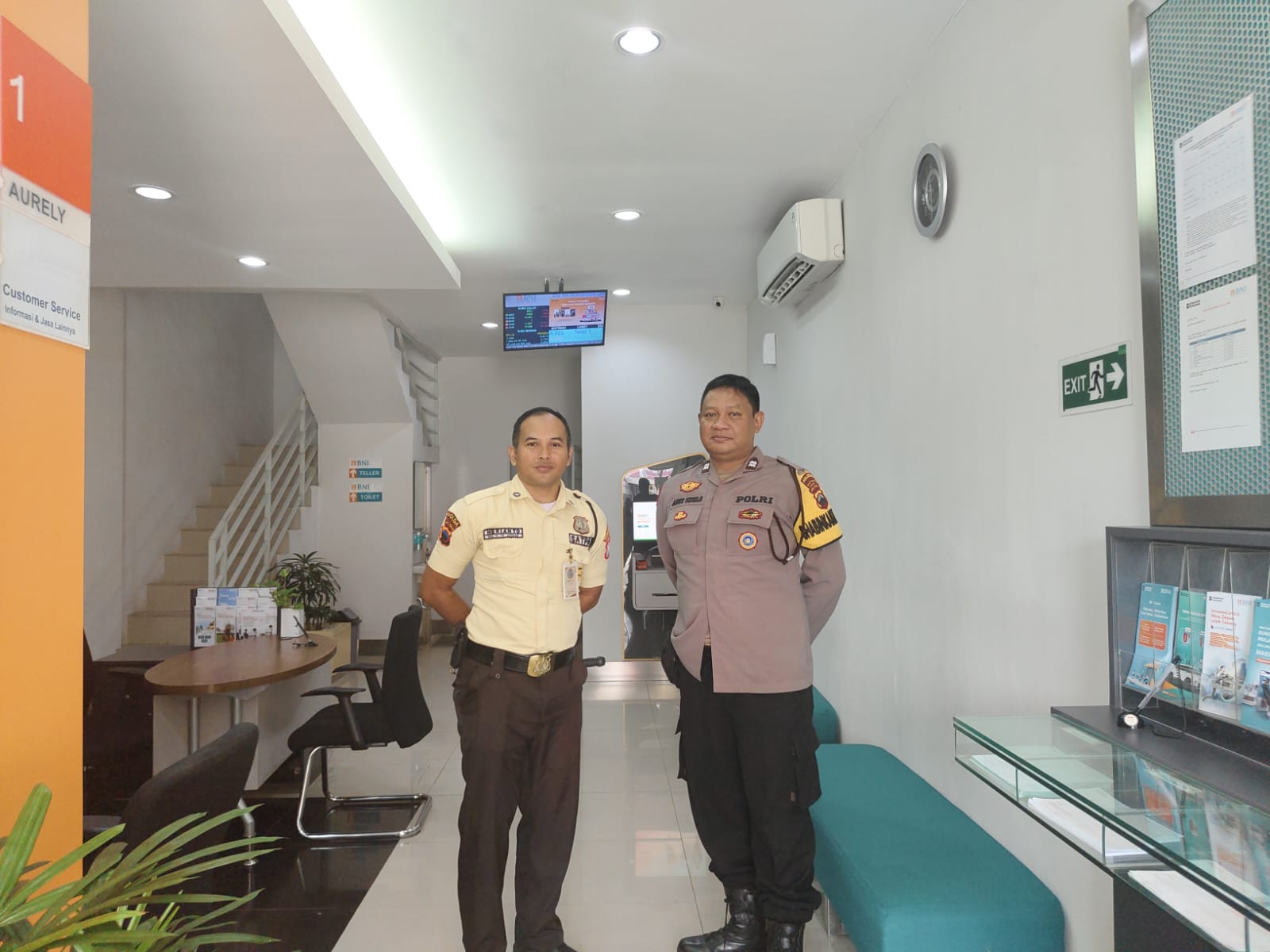 Bhabinkamtibmas Polsek Kembaran Banyumas Sambangi Bank, Perkuat Keamanan Objek Vital