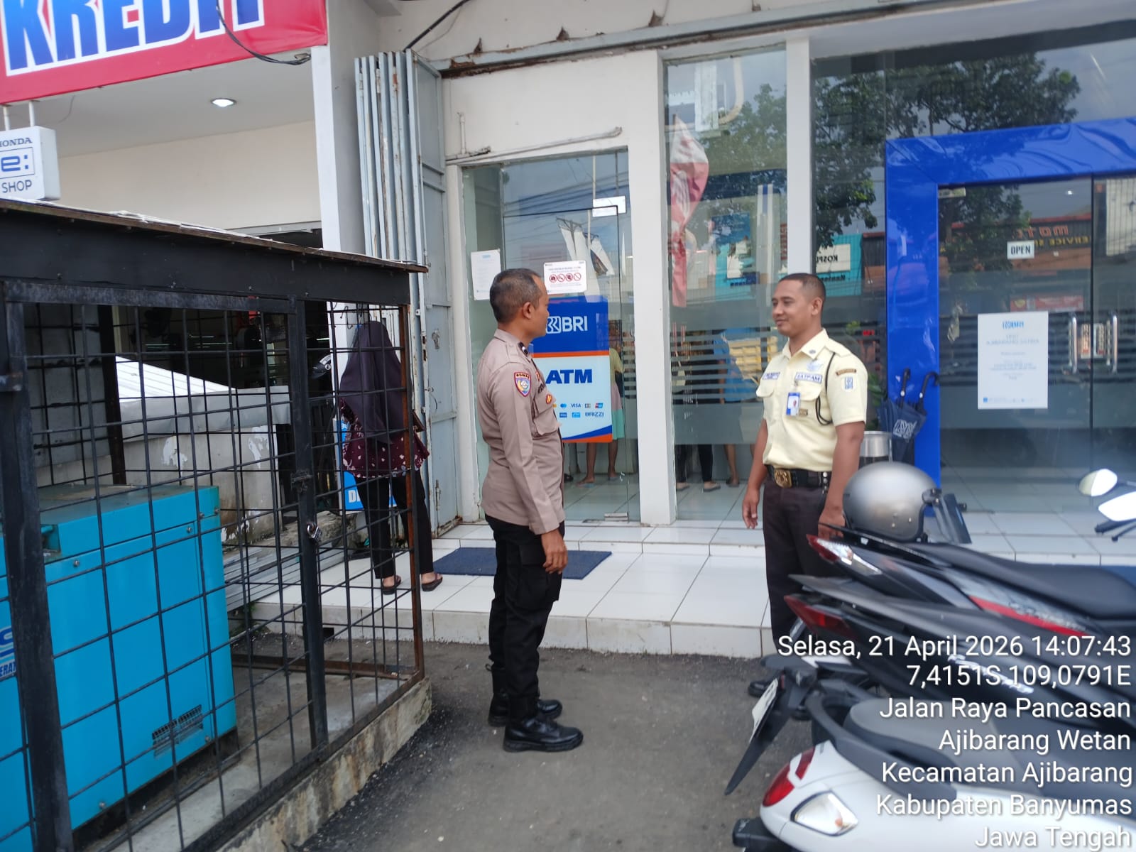 Sambangi BRI, Bhabinkamtibmas Ajibarang Polresta Banyumas Ingatkan Kewaspadaan dan Pelayanan Humanis