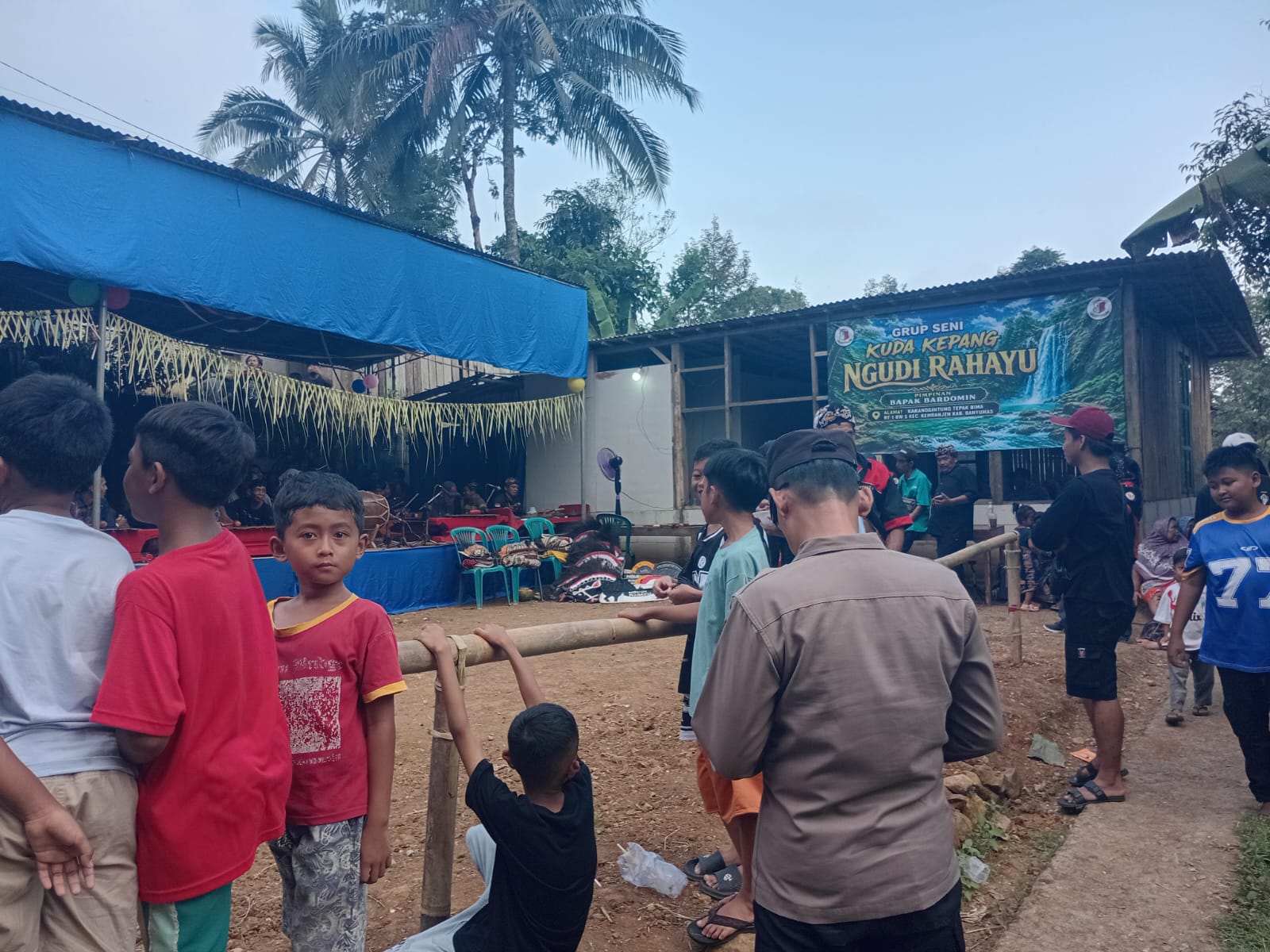 Antisipasi Curanmor, Polsek Kemranjen Polresta Banyumas Siaga di Pentas Kuda Lumping