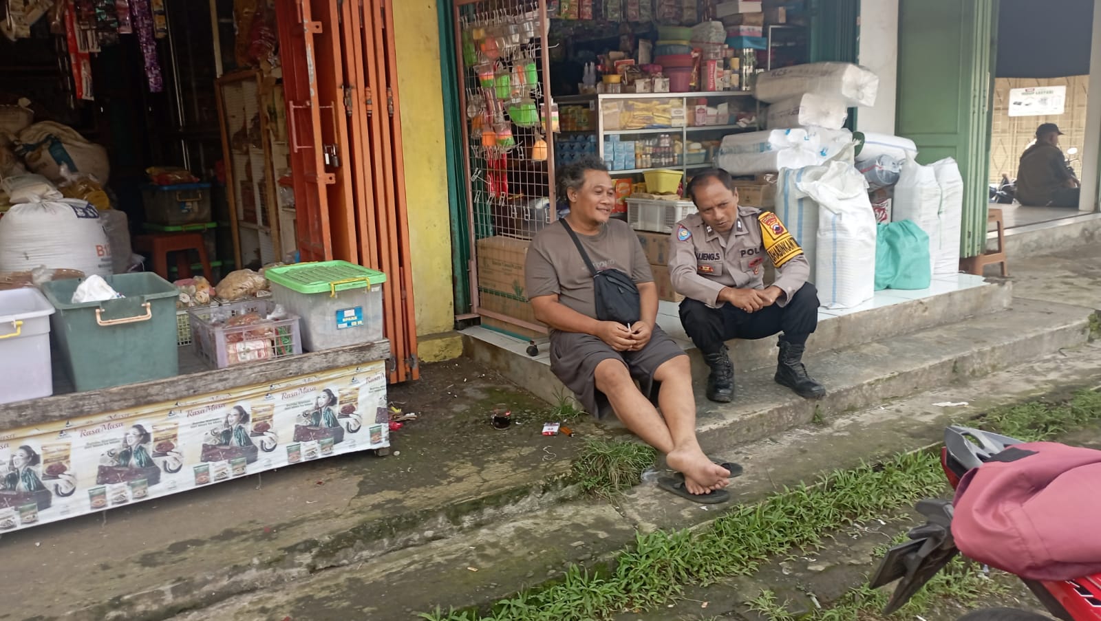 Bhabinkamtibmas Kembaran Banyumas Sambangi Pasar Kemukusan, Pastikan Aktivitas Warga Aman dan Kondusif