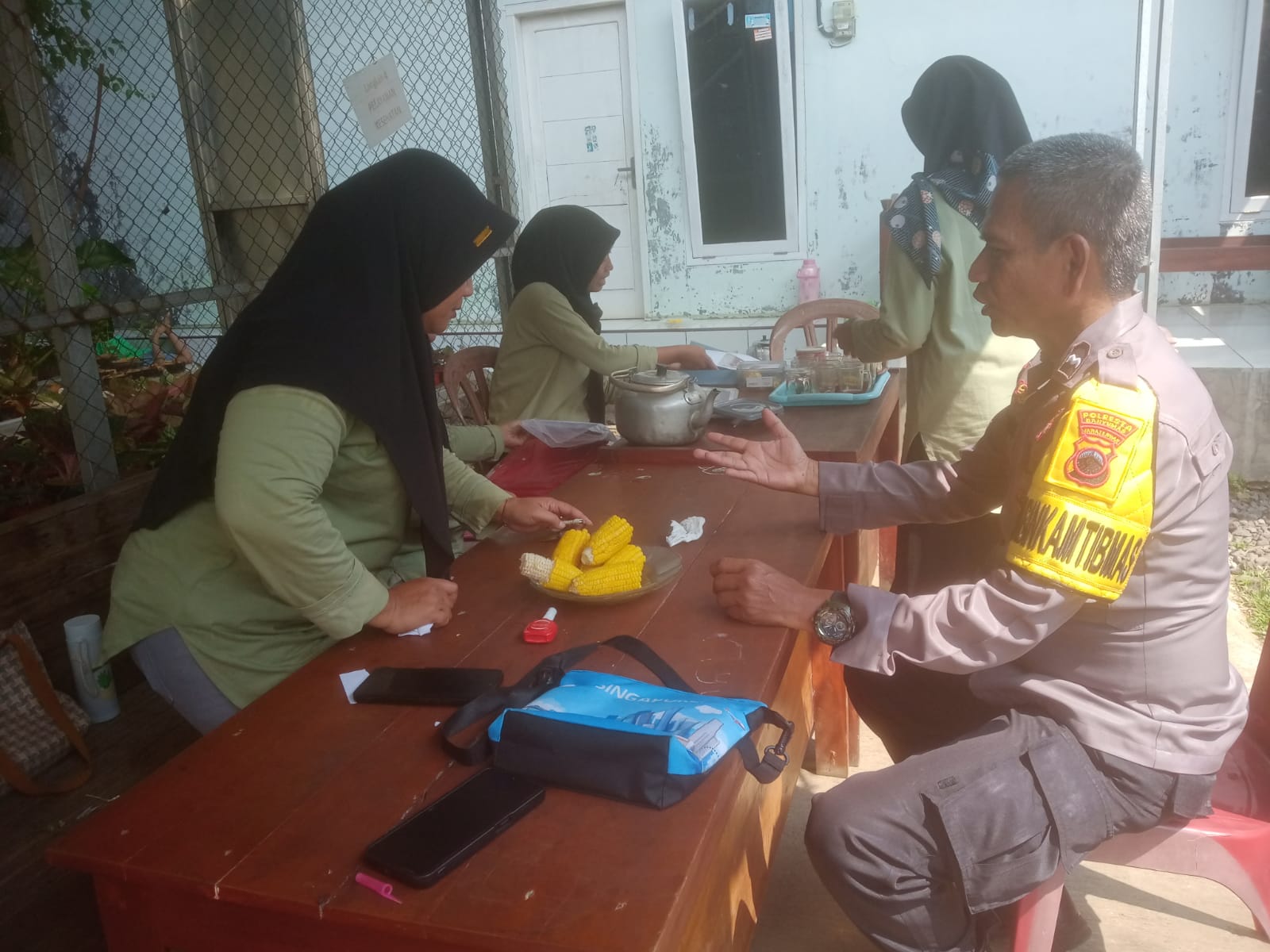 Bhabinkamtibmas Polsek Purwokerto Selatan Edukasi Warga Cegah Curanmor dengan Kunci Ganda