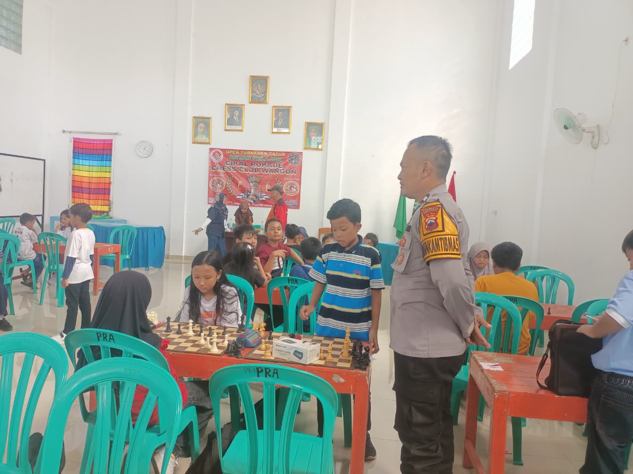 Kawal Turnamen Catur Pelajar, Bhabinkamtibas Wangon Banyumas Pastikan Kegiatan Berjalan Kondusif